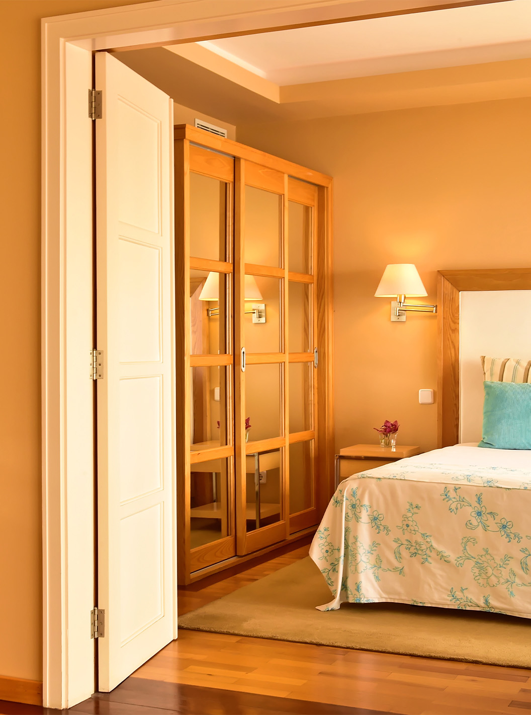 A Suite Presidencial do Pestana Carlton Madeira tem uma cama de casal e um armário forrado com espelhos