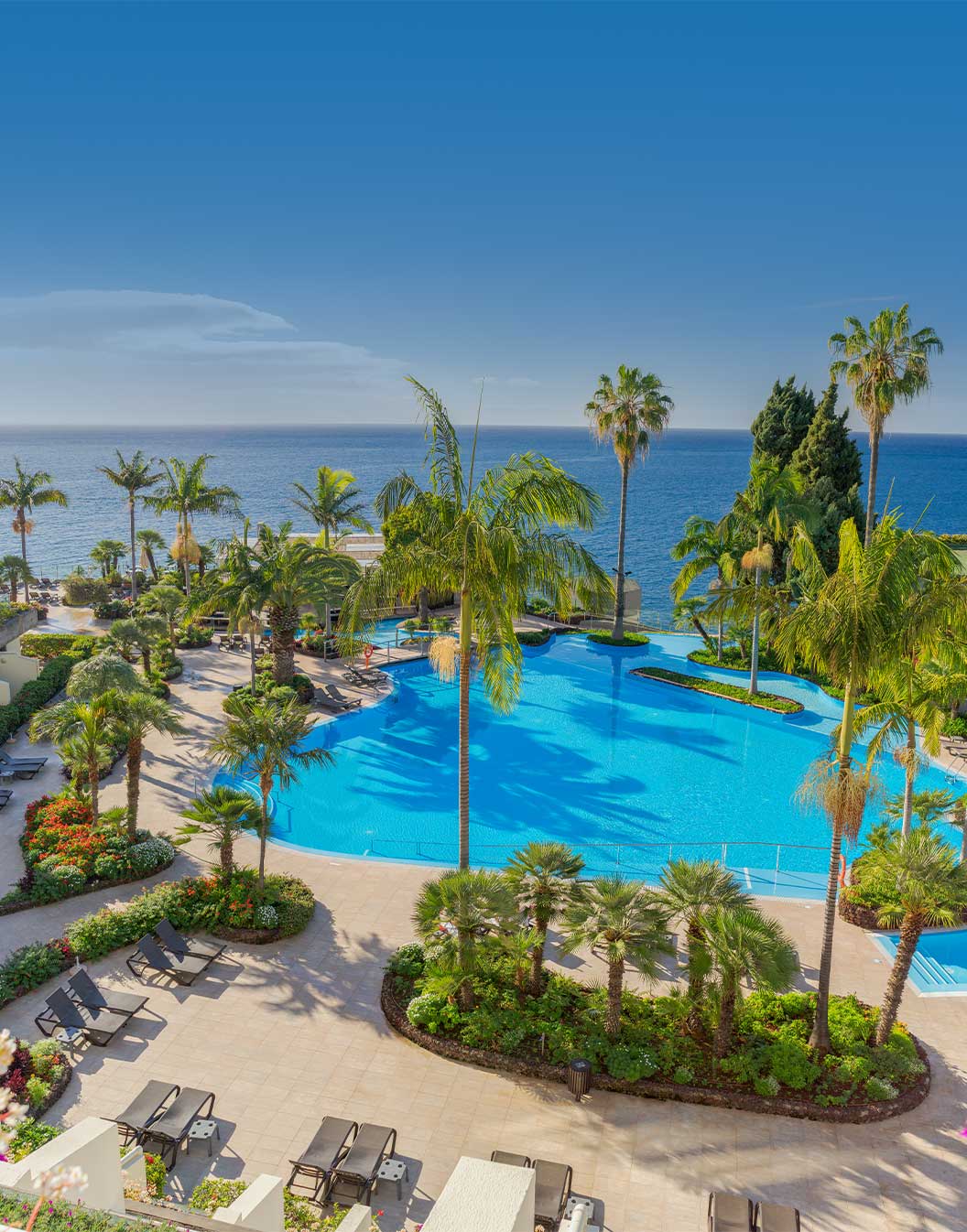 Vista exterior da piscina e edifício do Pestana Carlton, um hotel no Centro do Funchal em Frente ao Mar