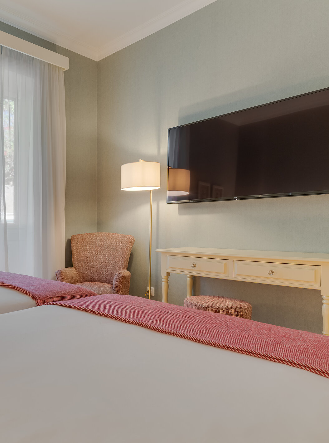 O quarto Clássico do Pestana Quinta Perestrello tem duas camas individuais e uma televisão