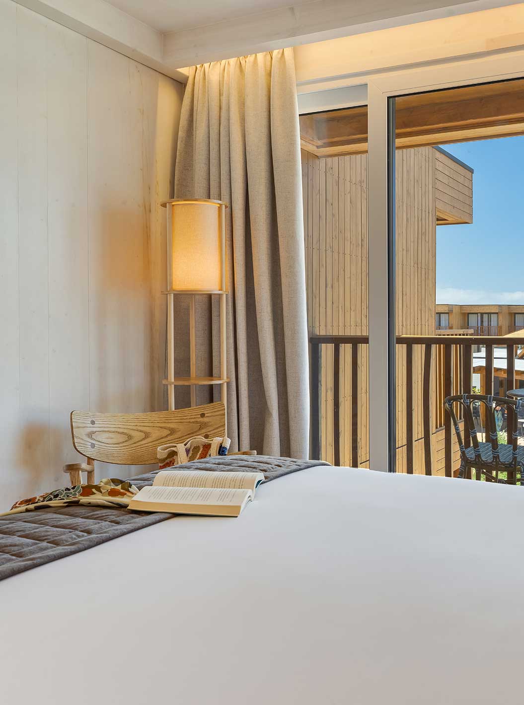 Quarto Clássico Eco Resort no Pestana Dunas Porto Santo ALL INCLUSIVE, com varanda mobiliada e TV externa