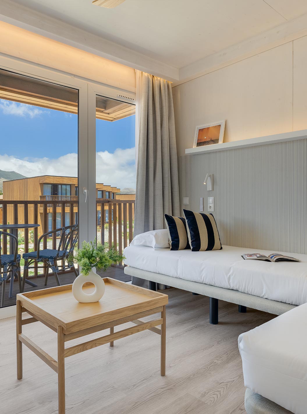 Suíte Eco Resort no Pestana Dunas Porto Santo ALL INCLUSIVE, com camas de solteiro e varanda iluminada