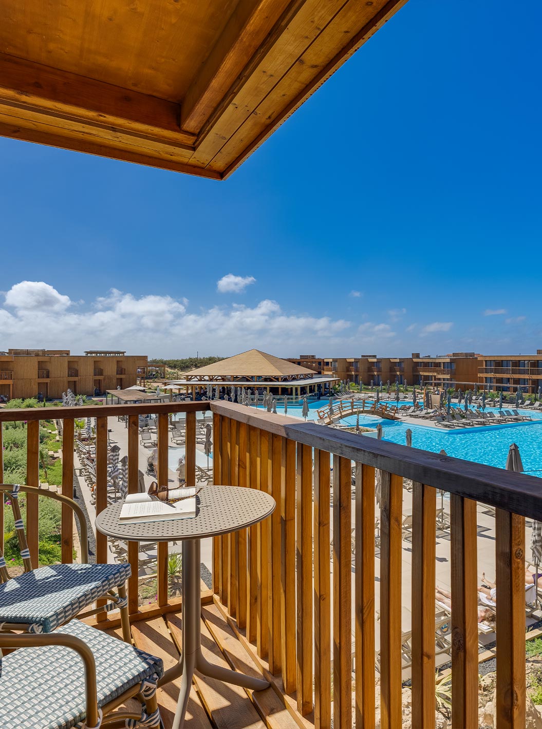 Quarto Familiar Superior Eco Resort no Pestana Dunas Porto Santo ALL INCLUSIVE com varanda e vista da piscina