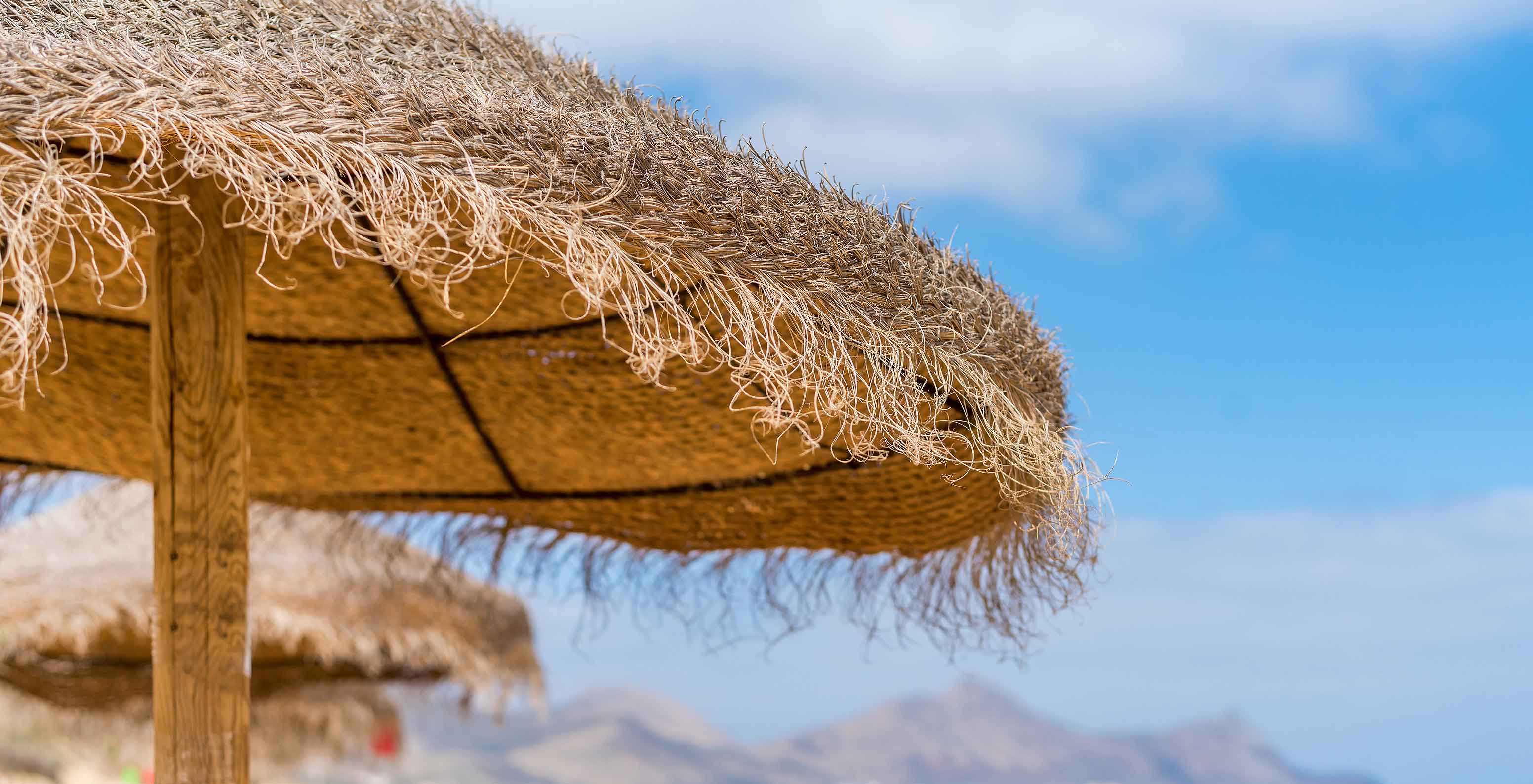 O Beach Bar,  Resort de 5 Estrelas no Porto Santo tem uma praia com toldos de palhotas