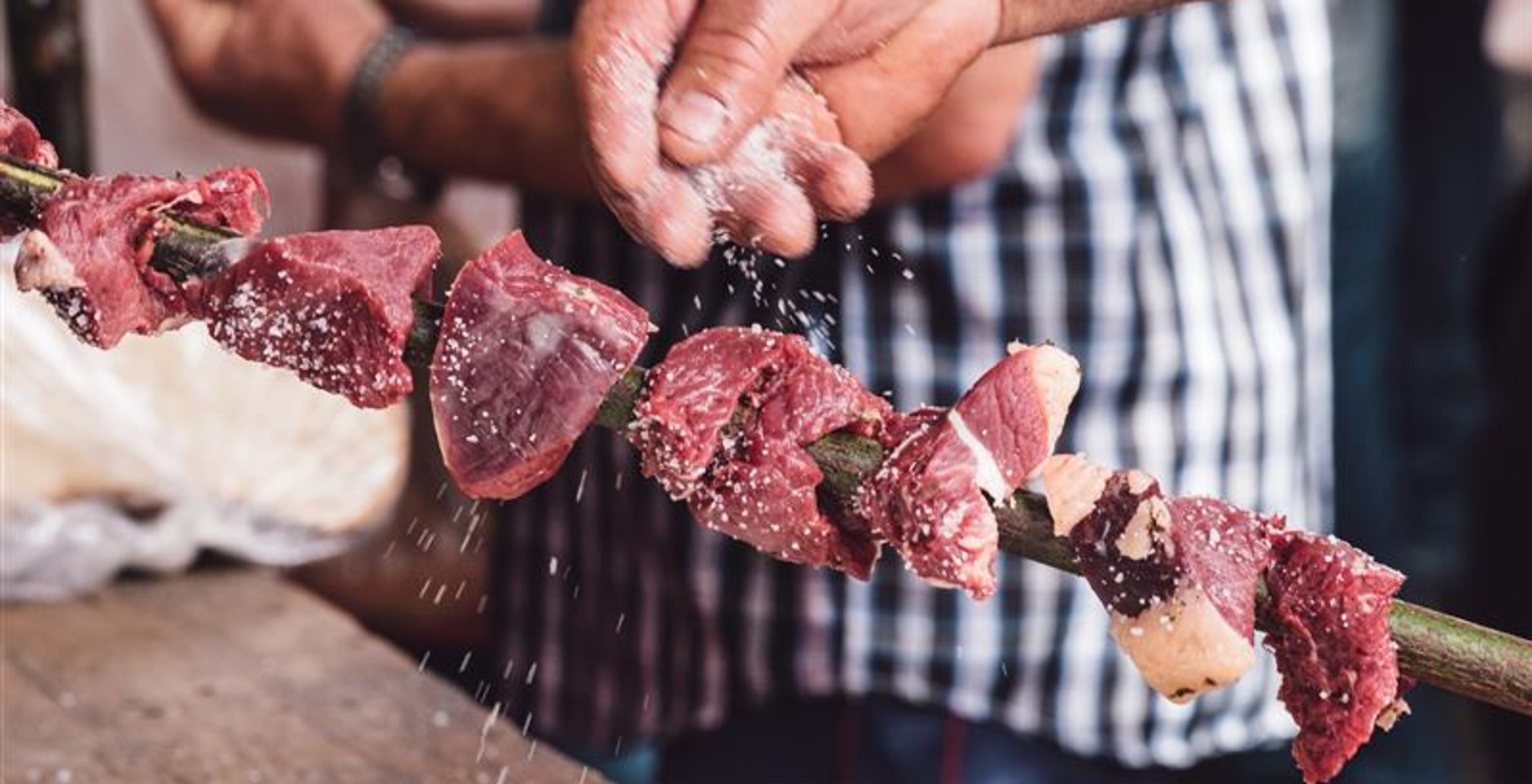 O restaurante Madeira Lovers, do Resort de 5 Estrelas no Porto Santo tem espetadas de carne típicas da madeira