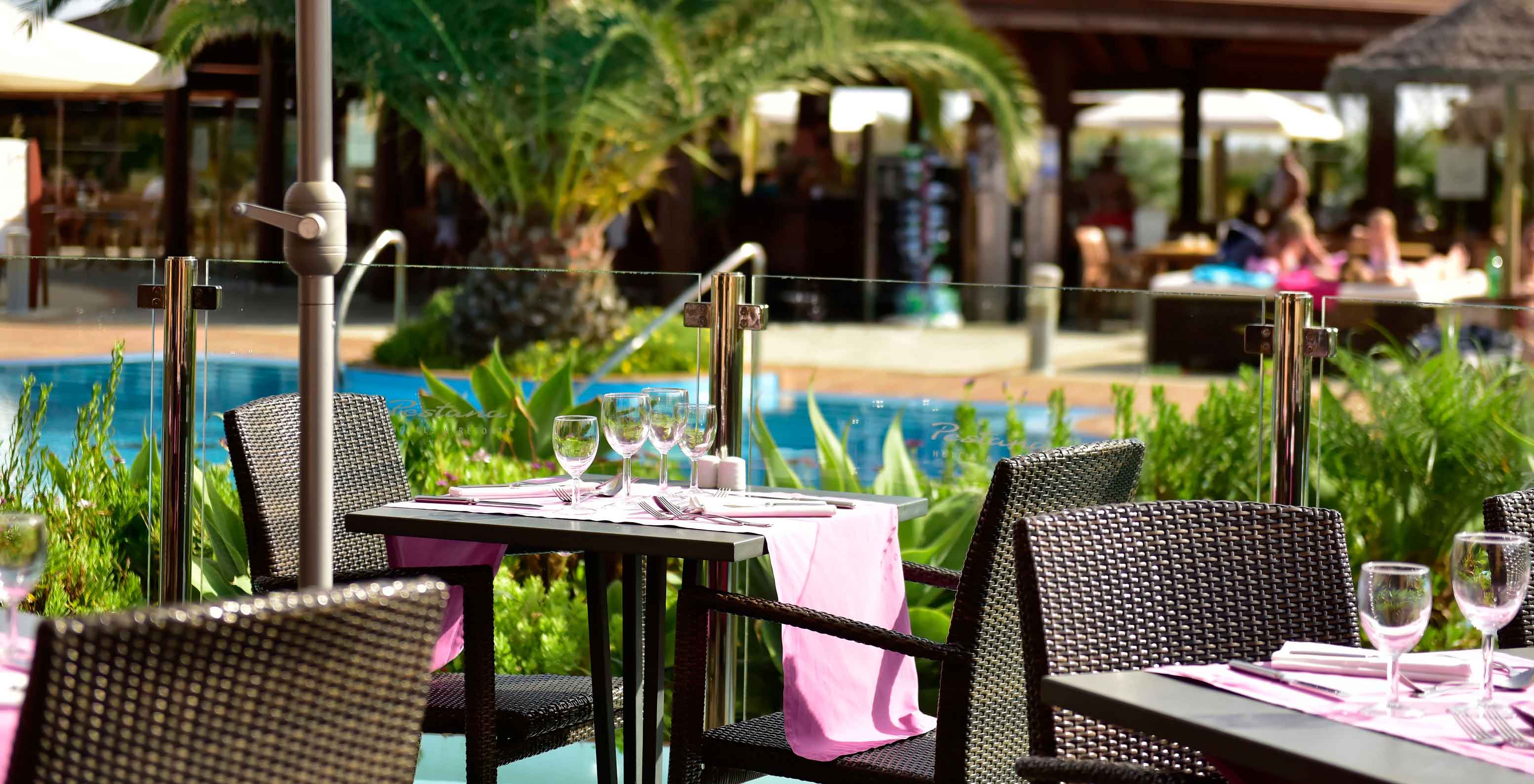 O restaurante Marés, do Resort de 5 Estrelas no Porto Santo tem um espaço exterior com mesas, perto da piscina