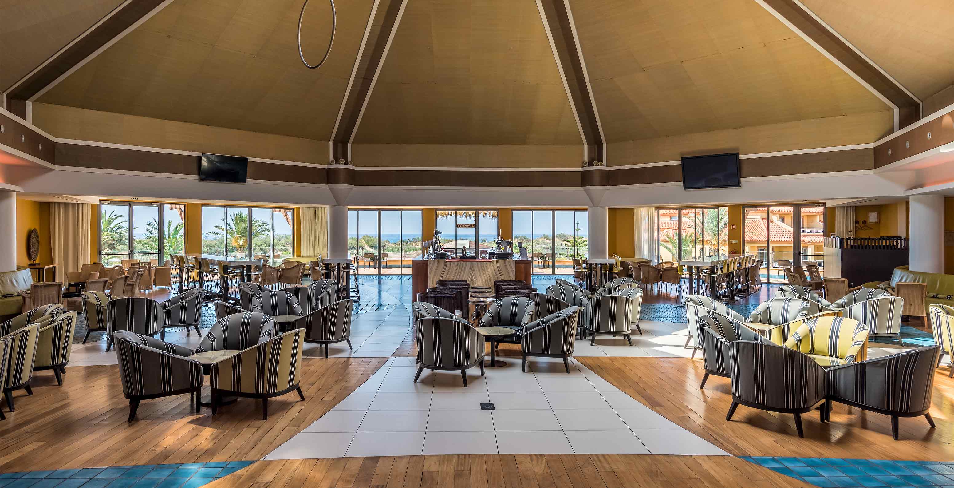 O Sunset Bar,  Resort de 5 Estrelas no Porto Santo tem um espaço amplo, com vista panorâmica para o exterior
