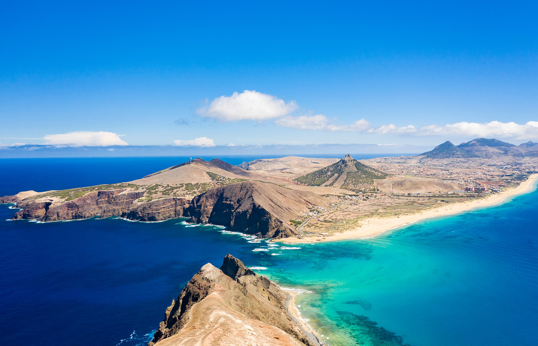 Vista panorâmica do Porto Santo, mostrando as suas praias douradas e costa deslumbrante, com o mar azul