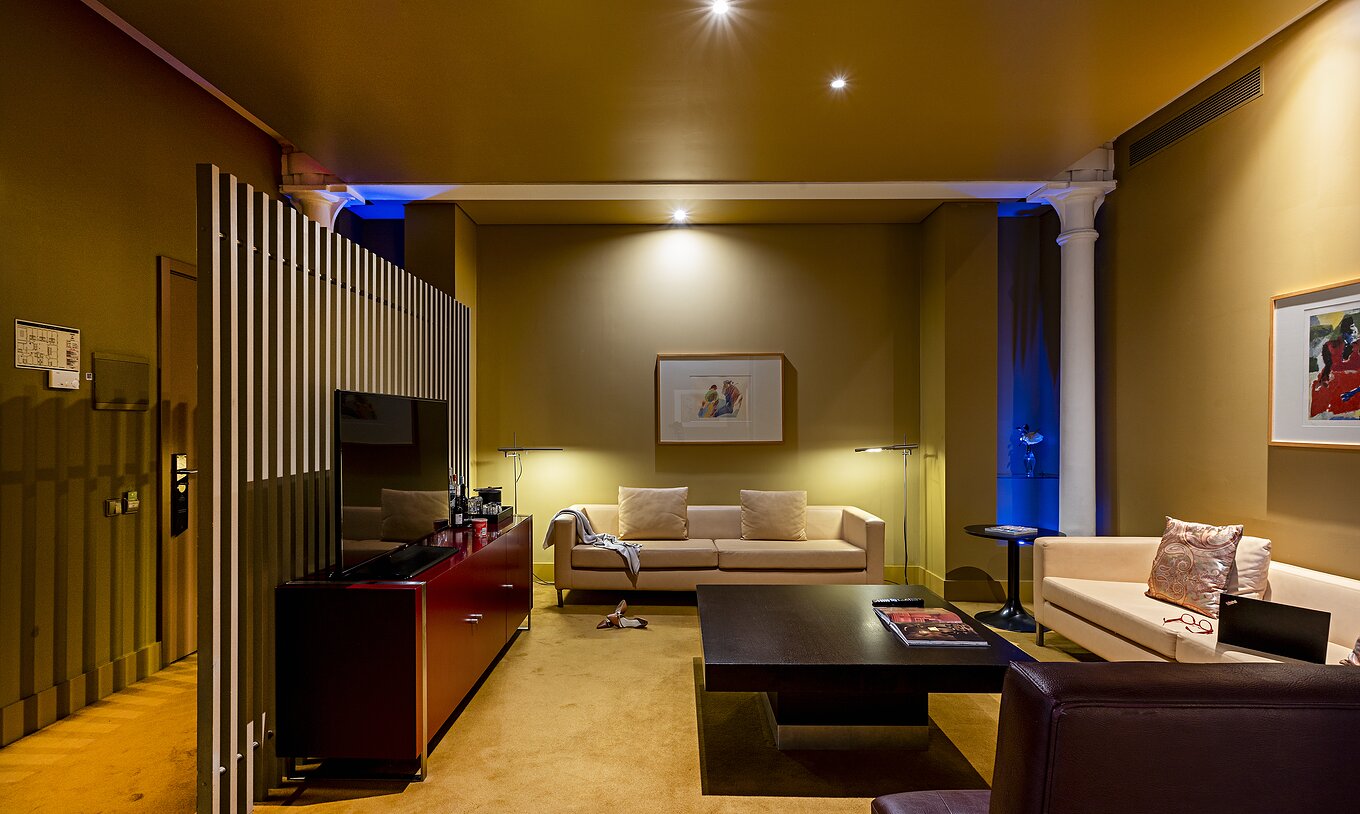 A Suite Balcony do Pestana Palácio do Freixo tem uma sala com três sofás, uma mesa de centro e um móvel com tv