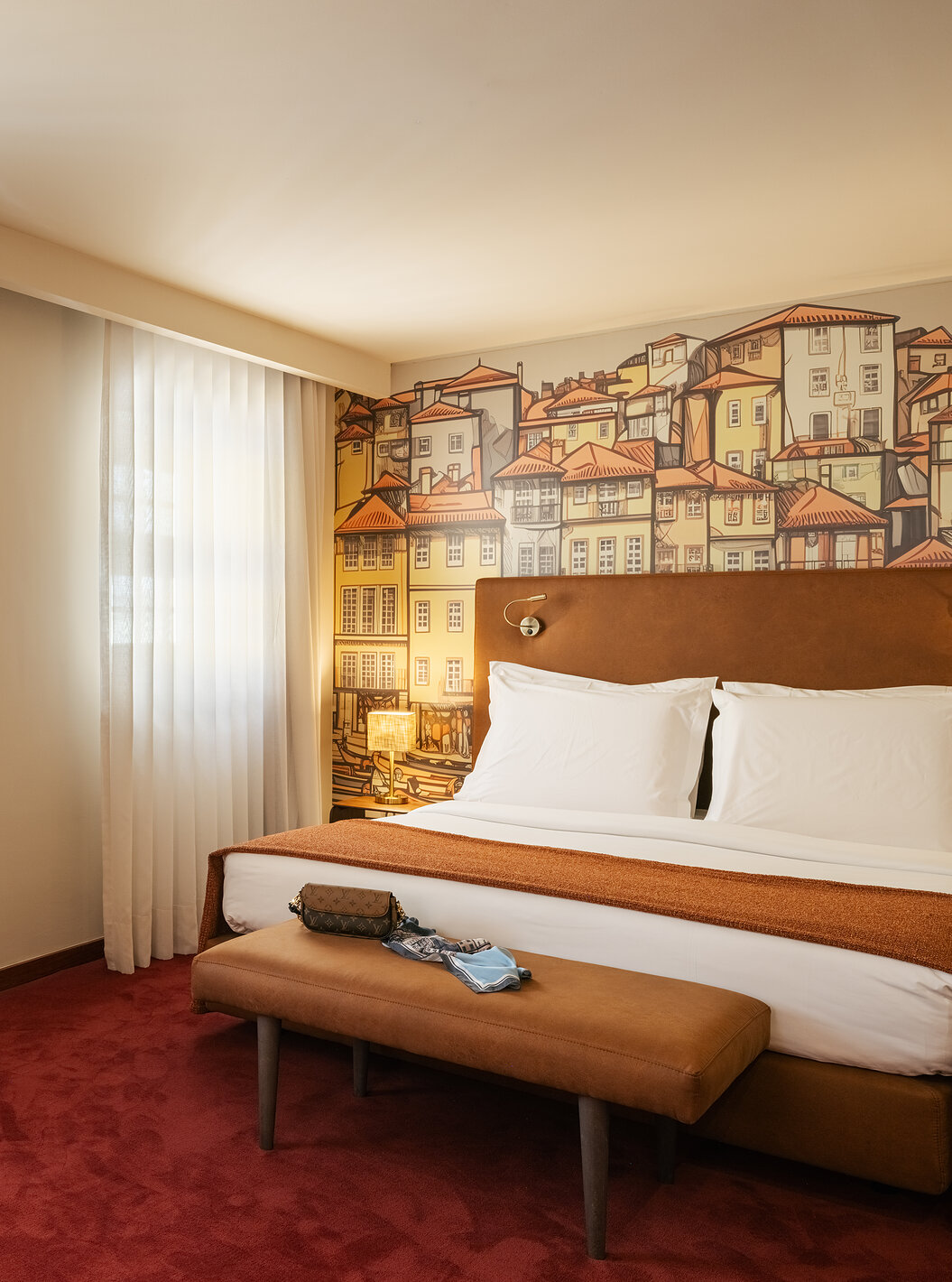 Quarto Superior do Pestana Vintage Porto com cama de casal, cortinas amplas e mural ilustrado na parede