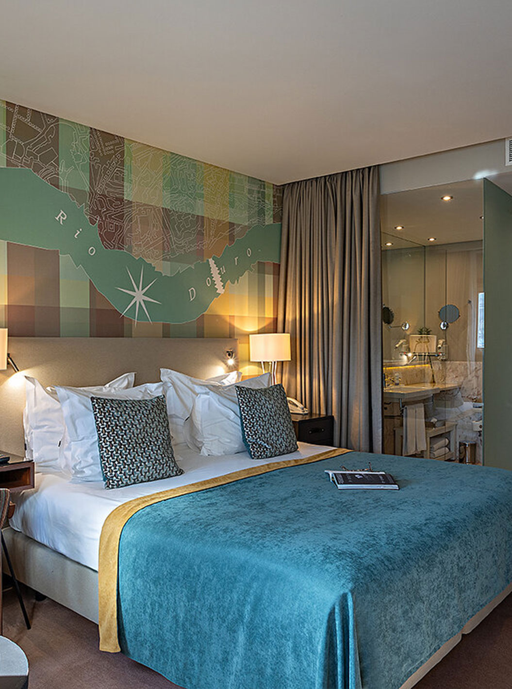 O Vintage Front View do Pestana Vintage Porto tem uma cama de casal e uma secretária com um serviço de chaleira