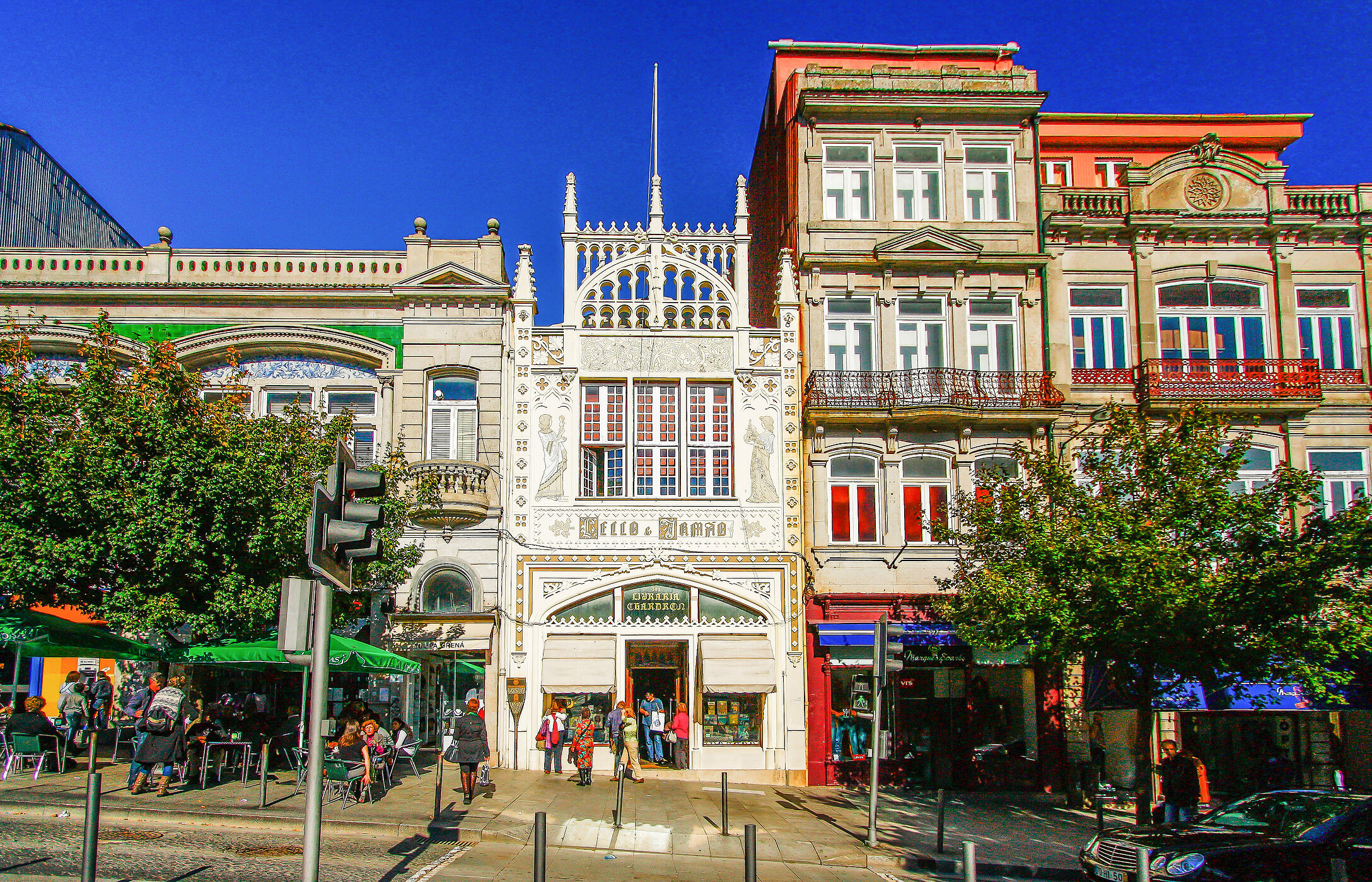 Vista da Livraria Lello, rodeada por visitantes que admiravam a beleza do espaço e da região