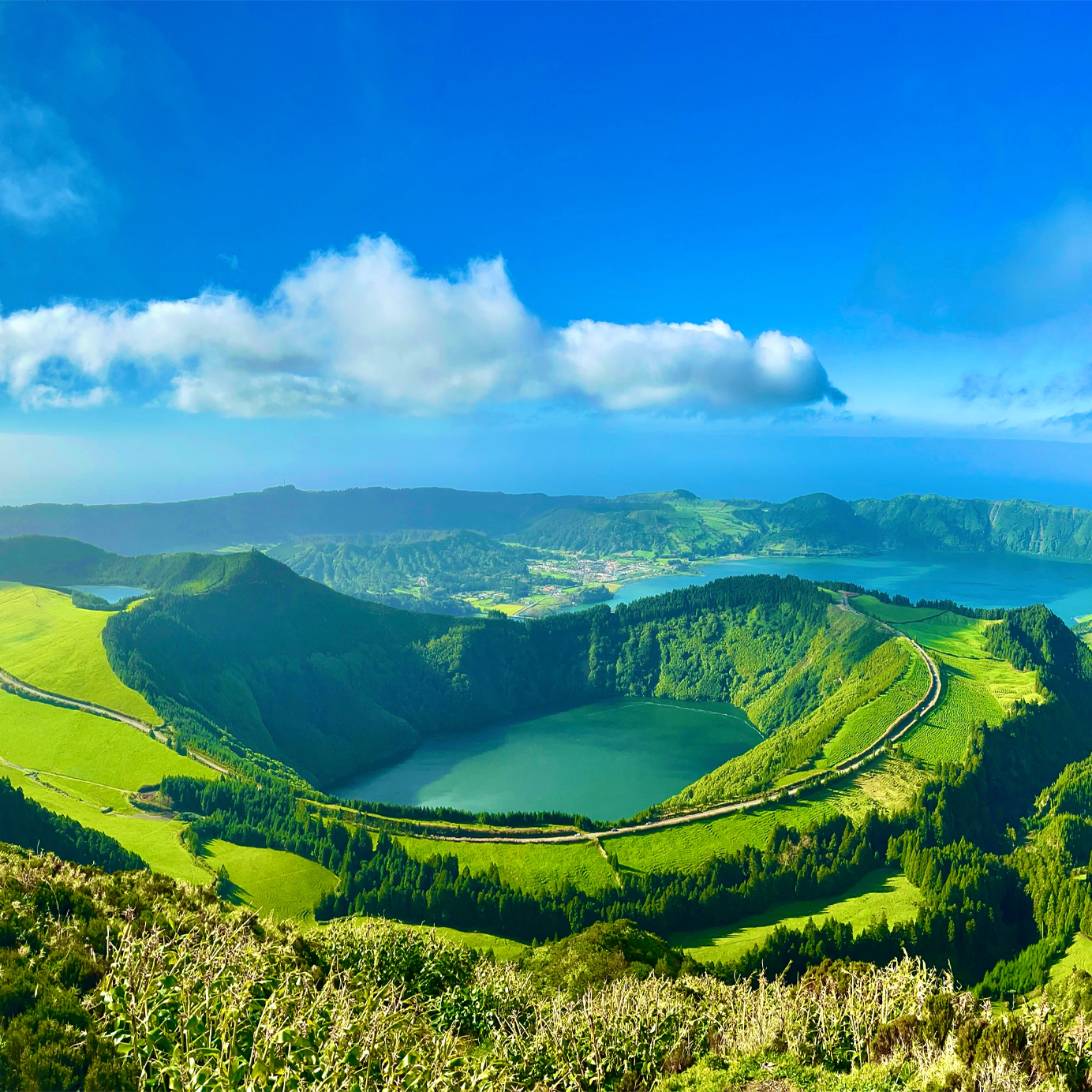 Açores, Portugal Fique num hotel Pestana e explore a beleza natural da lagoa das Sete Cidades em São Miguel, nos Açores