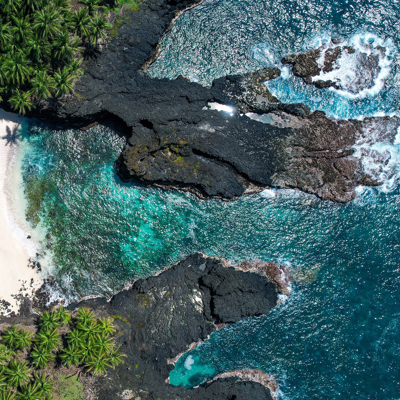Praia em São Tomé e Príncipe Fique num hotel Pestana e explore a beleza natural das ilhas de São Tomé e Príncipe com praias de areia branca desertas