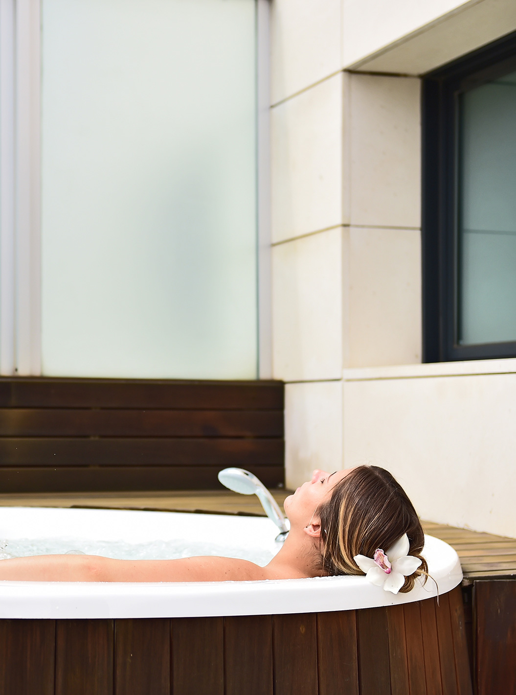 A Junior Suite com Jacuzzi no Terraço do Pestana Arena Barcelona tem um terraço com cadeiras para relaxar