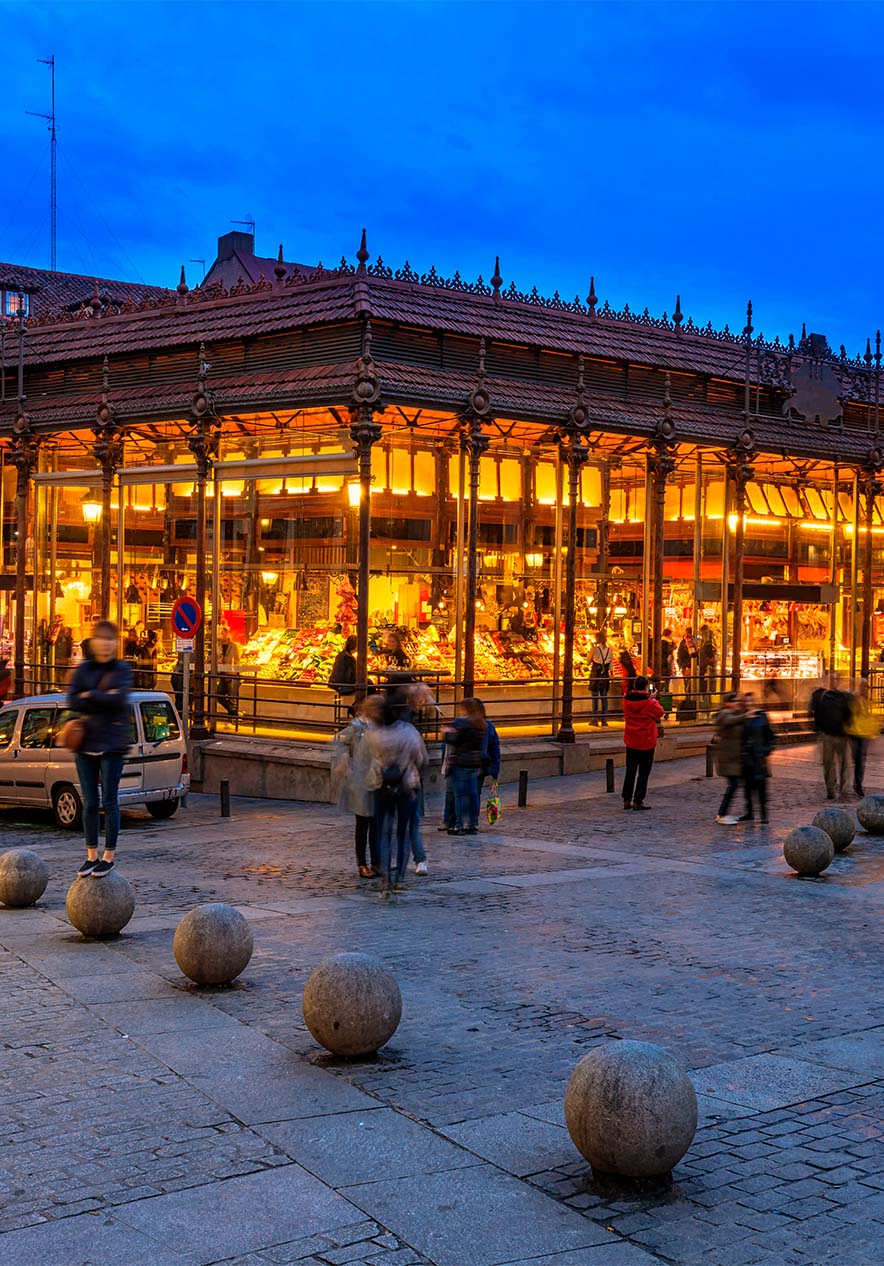Mercado de San Miguel iluminado ao entardecer perto do Pestana Plaza Mayor, Hotel no Centro Histórico de Madrid