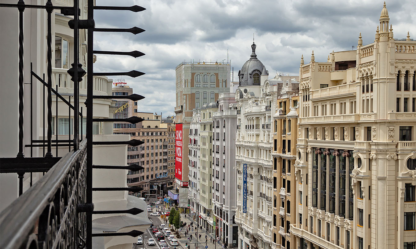 O Deluxe Grand com Vista do Pestana CR7 Gran Vía Madrid tem vista para a Gran Vía e os prédios em frente, e uma varanda preta