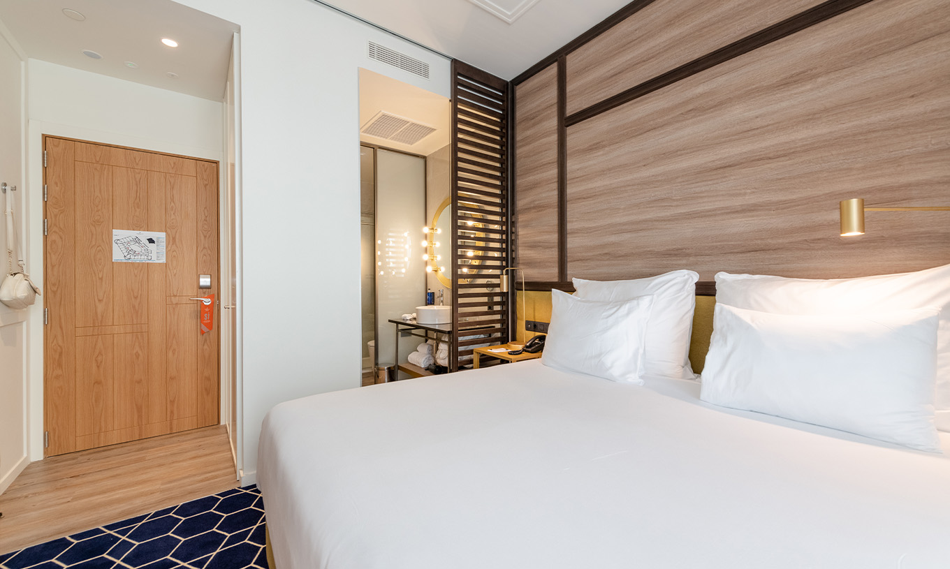 O Premium Grand com Varanda e Vista do Pestana CR7 Gran Vía Madrid tem cama de casal, uma divisória e espelho de luzes