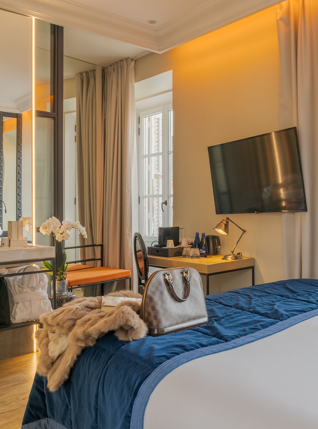 Deluxe Grand com Vista Plaza Mayor no Pestana Collection Plaza Mayor, quarto com TV e mesa junto à janela