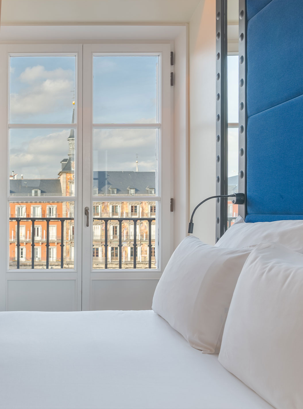 Quarto Deluxe Grand com Vista Plaza Mayor no Pestana Collection Plaza Mayor com cama e varanda voltada à praça