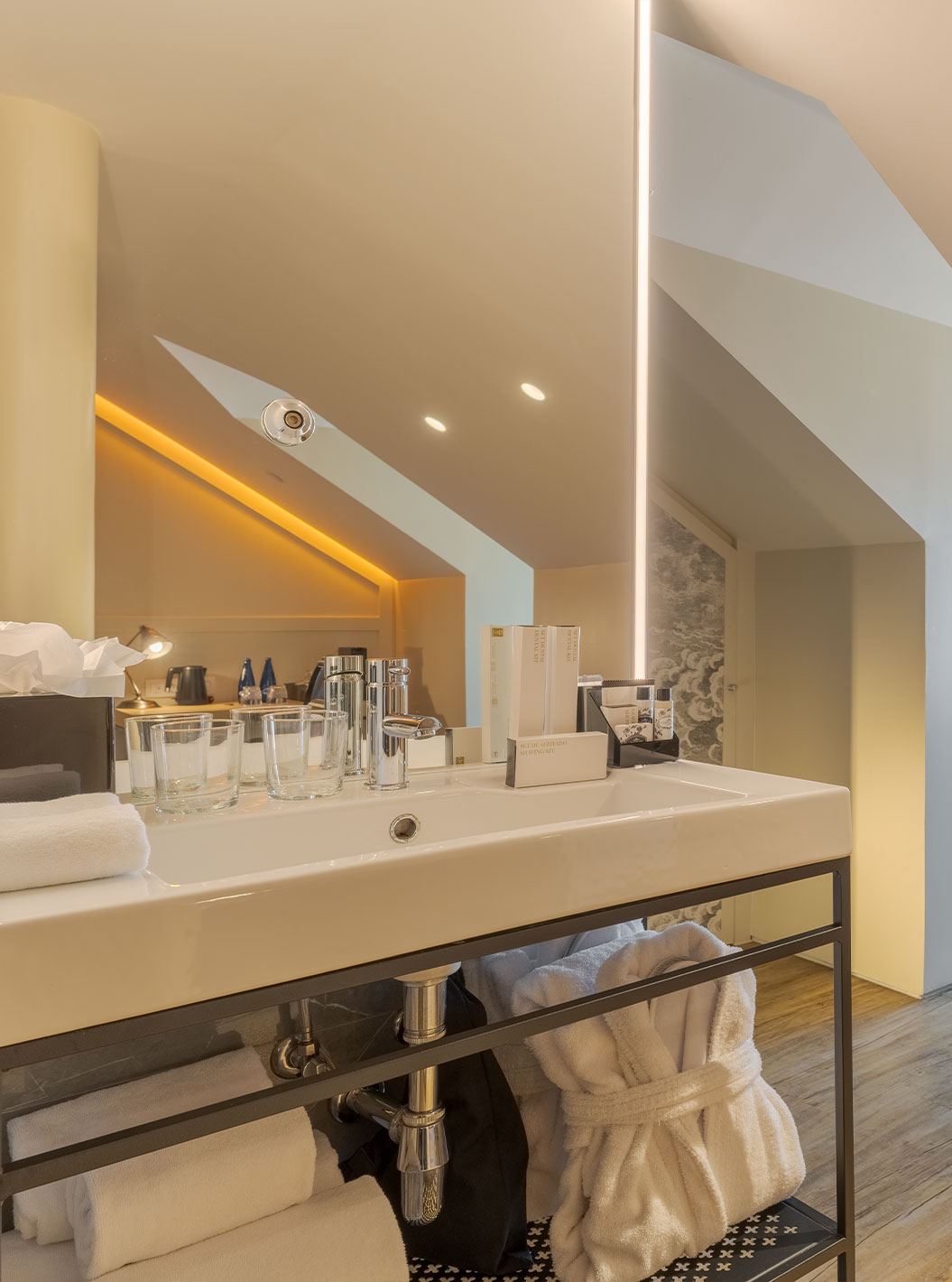 Loft Ático no Pestana Collection Plaza Mayor com banheiro iluminado, bancada moderna e piso de madeira