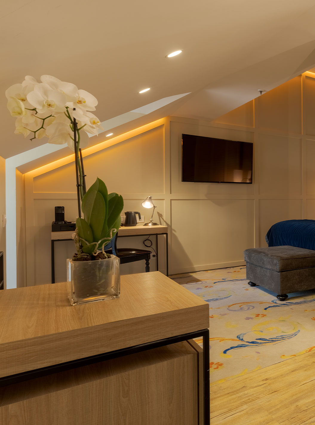 Loft Ático no Pestana Collection Plaza Mayor, com cama de casal, bancada, mesa de trabalho e iluminação suave