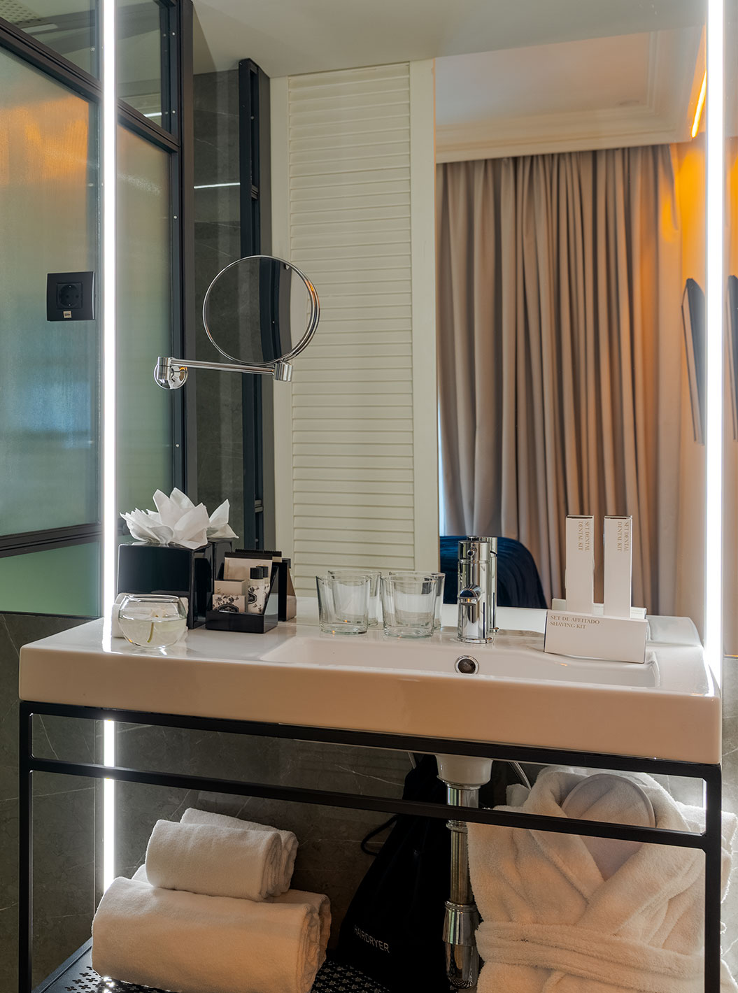 Quarto Superior Plus no Pestana Collection Plaza Mayor com banheiro moderno, espelho iluminado e toalhas brancas