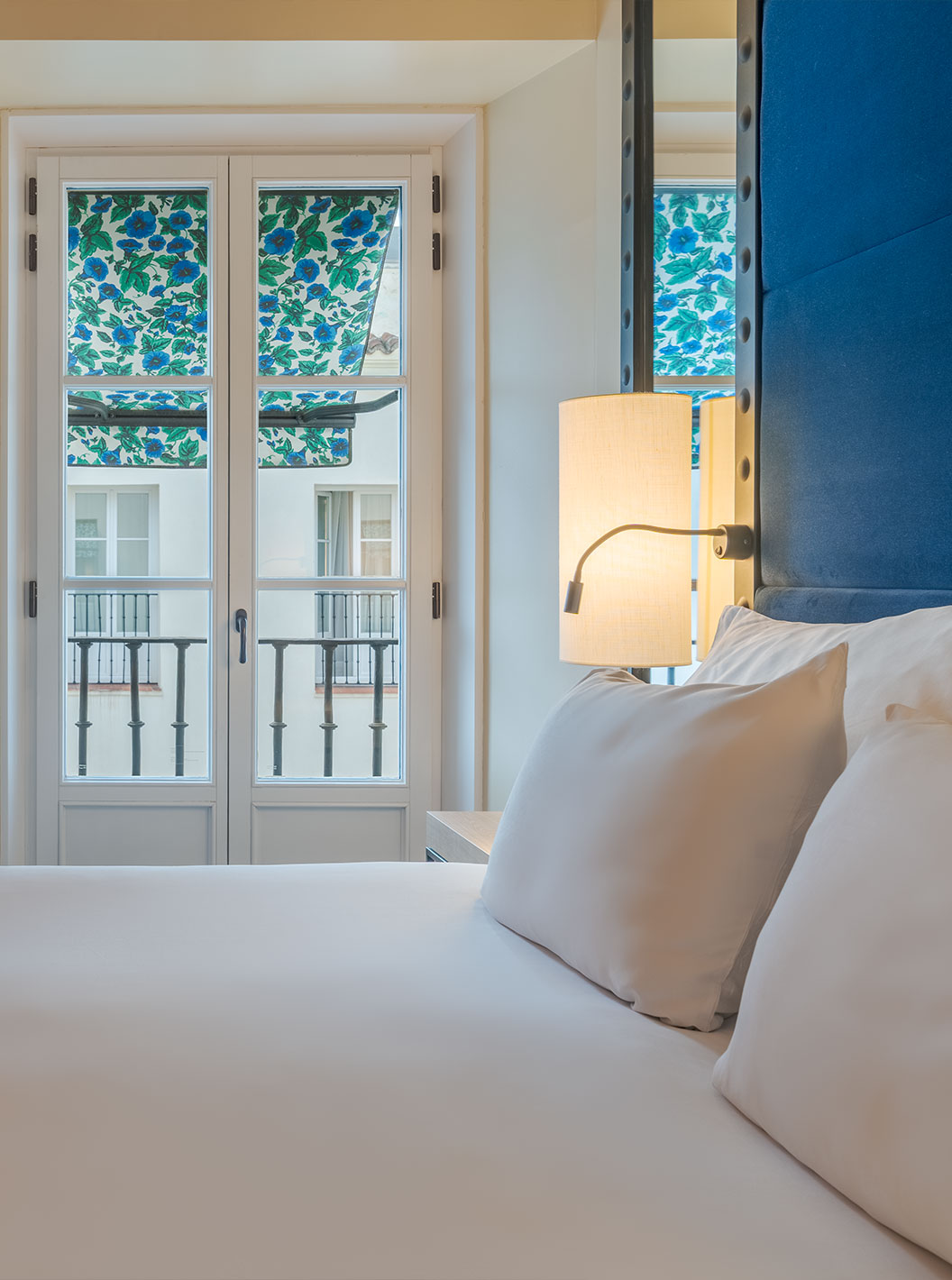 Quarto Superior Plus no Pestana Collection Plaza Mayor, com cama ampla e varanda iluminada com cortinas