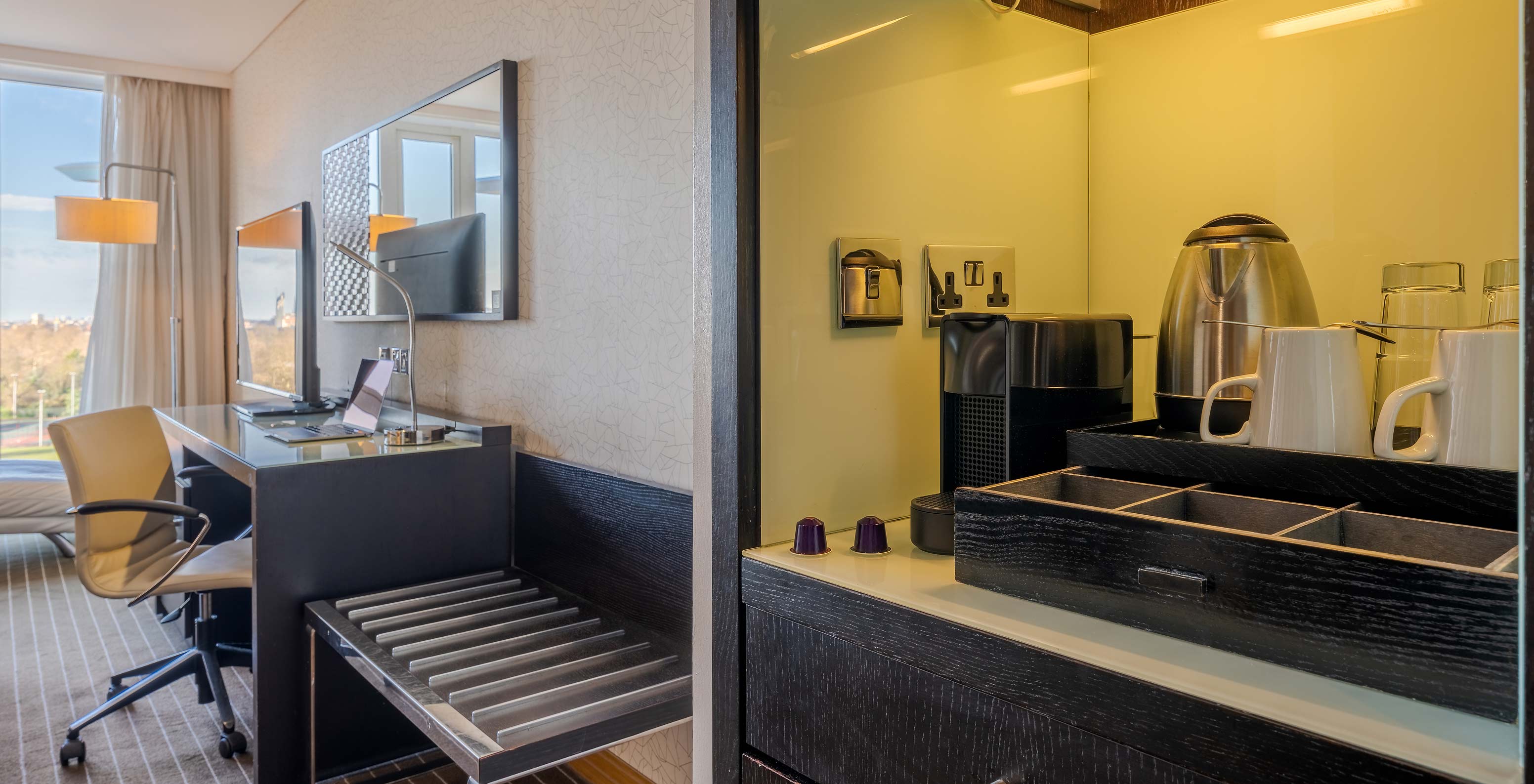 O Premium Twin do Pestana Chelsea Bridge tem uma estação de café e chá, secretária com televisão e janela com vista