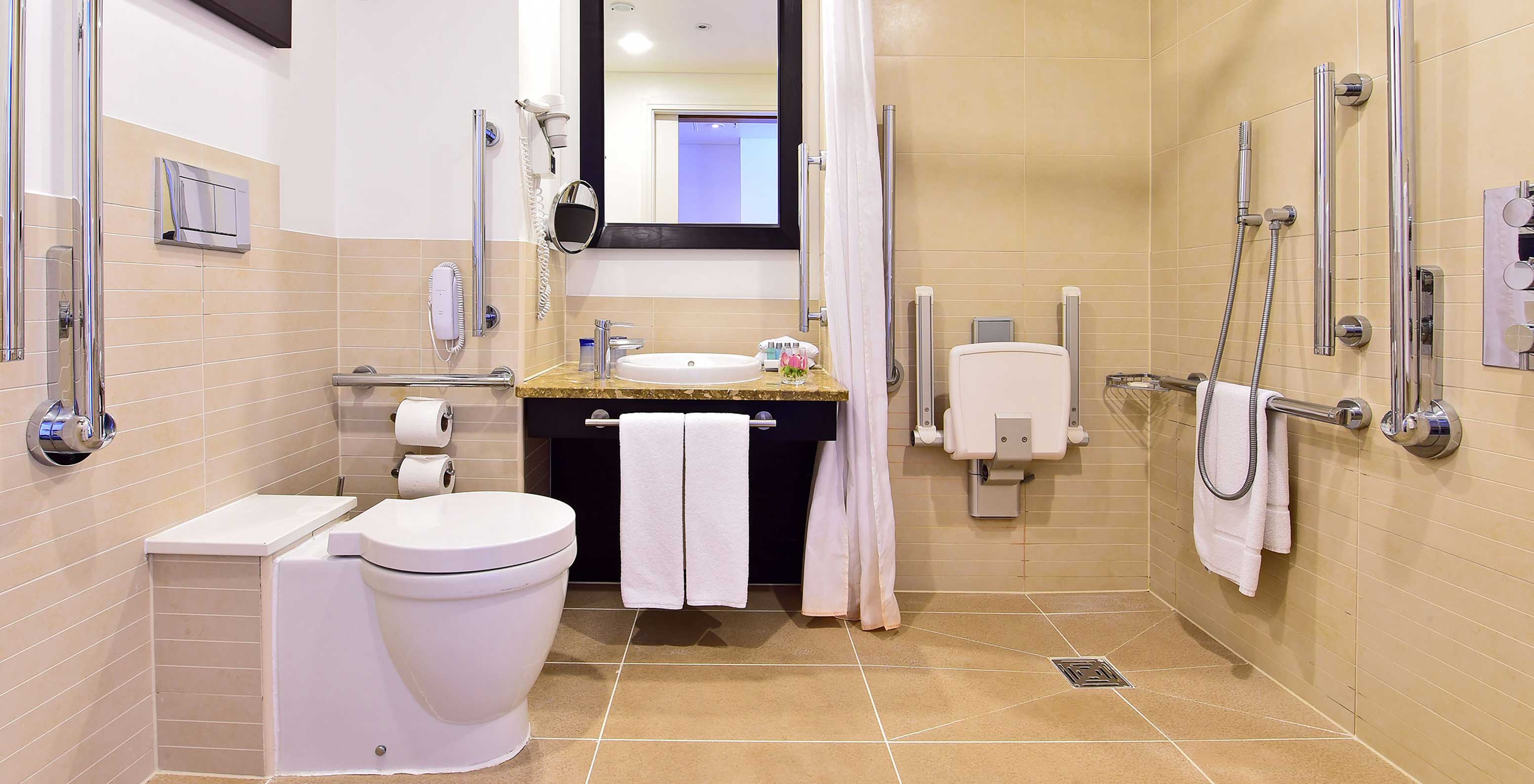 O Standard Disability do Pestana Chelsea Bridge tem casa de banho acessível com duche, lavatório, espelho e sanita