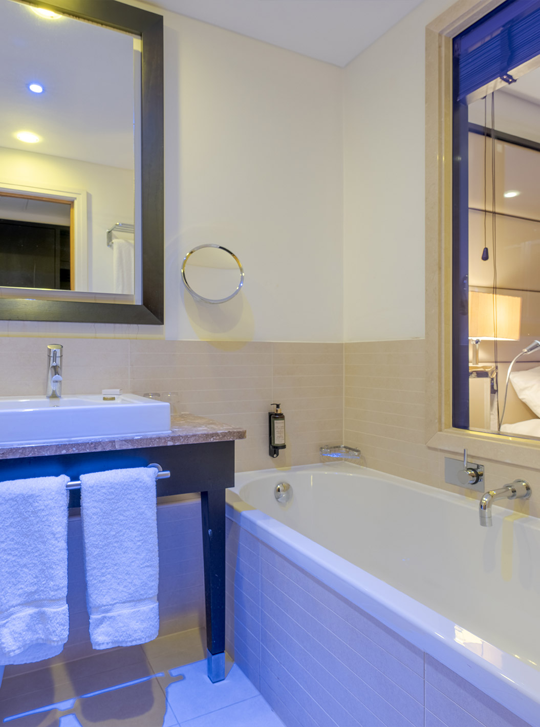 O Premium Twin do Pestana Chelsea Bridge tem casa de banho com banheira, vidro para o quarto, lavatório, espelhos e secador