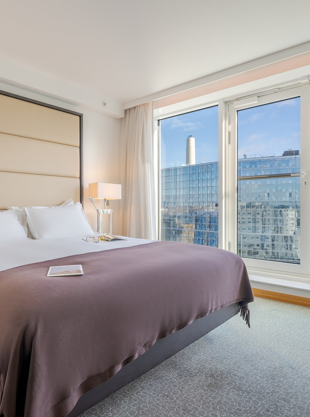 O Superior King do Pestana Chelsea Bridge tem cama de casal com lençóis brancos e janela grande com vista para a cidade