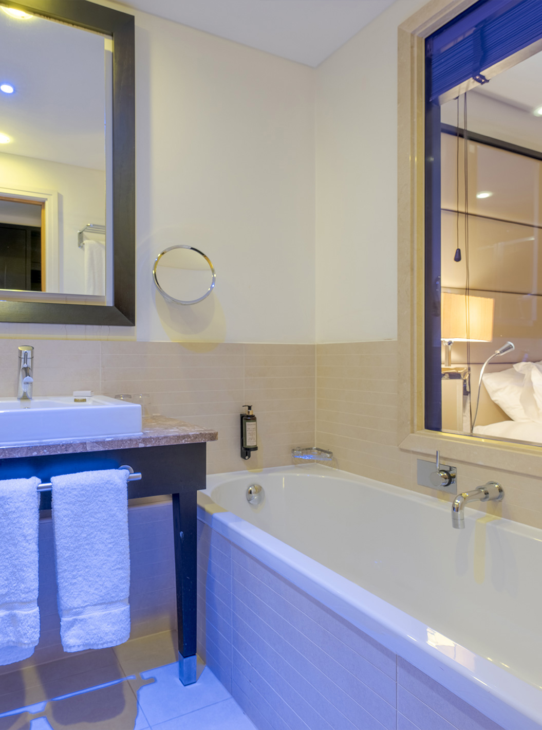 O Superior Twin do Pestana Chelsea Bridge tem casa de banho com banheira, vidro para o quarto, lavatório, espelhos e secador