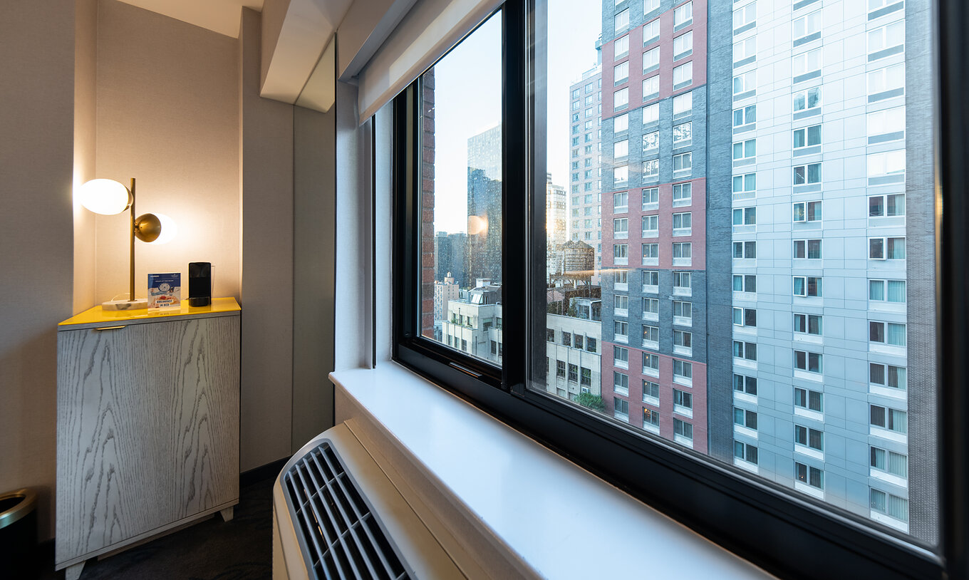 O Superior King High Floor ADA do Pestana CR7 Times Square tem uma janela com vista para a rua e ar condicionado
