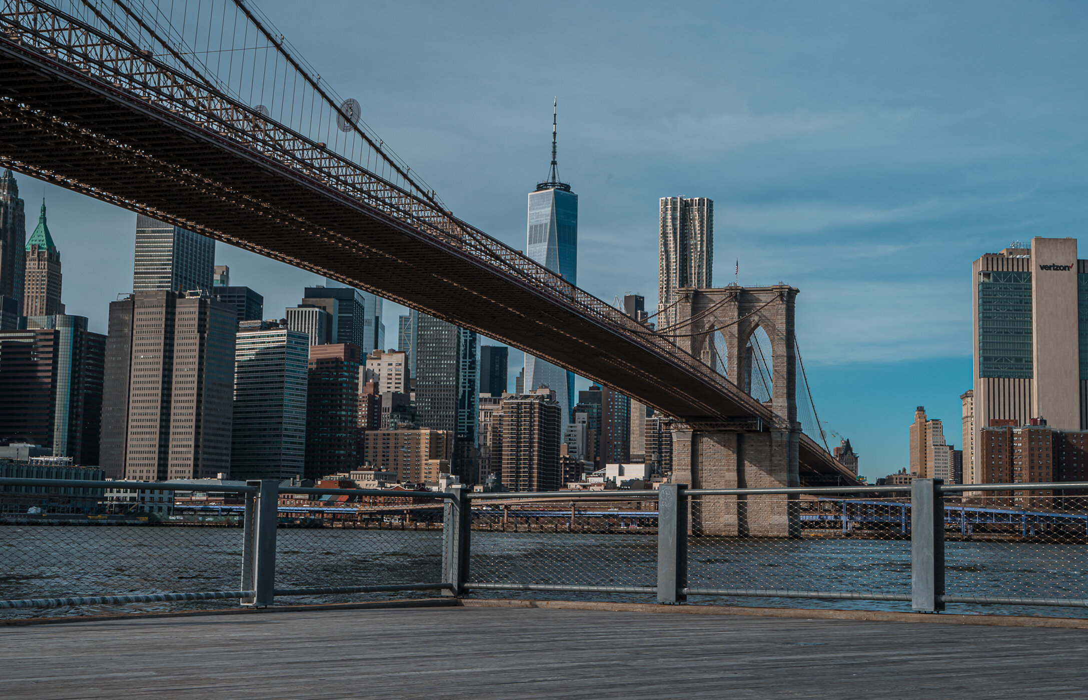 Vista para a famosa Brooklyn Bridge em Nova Iorque, nos Estados Unidos, sobre o Rio Hudson, com a cidade no fundo