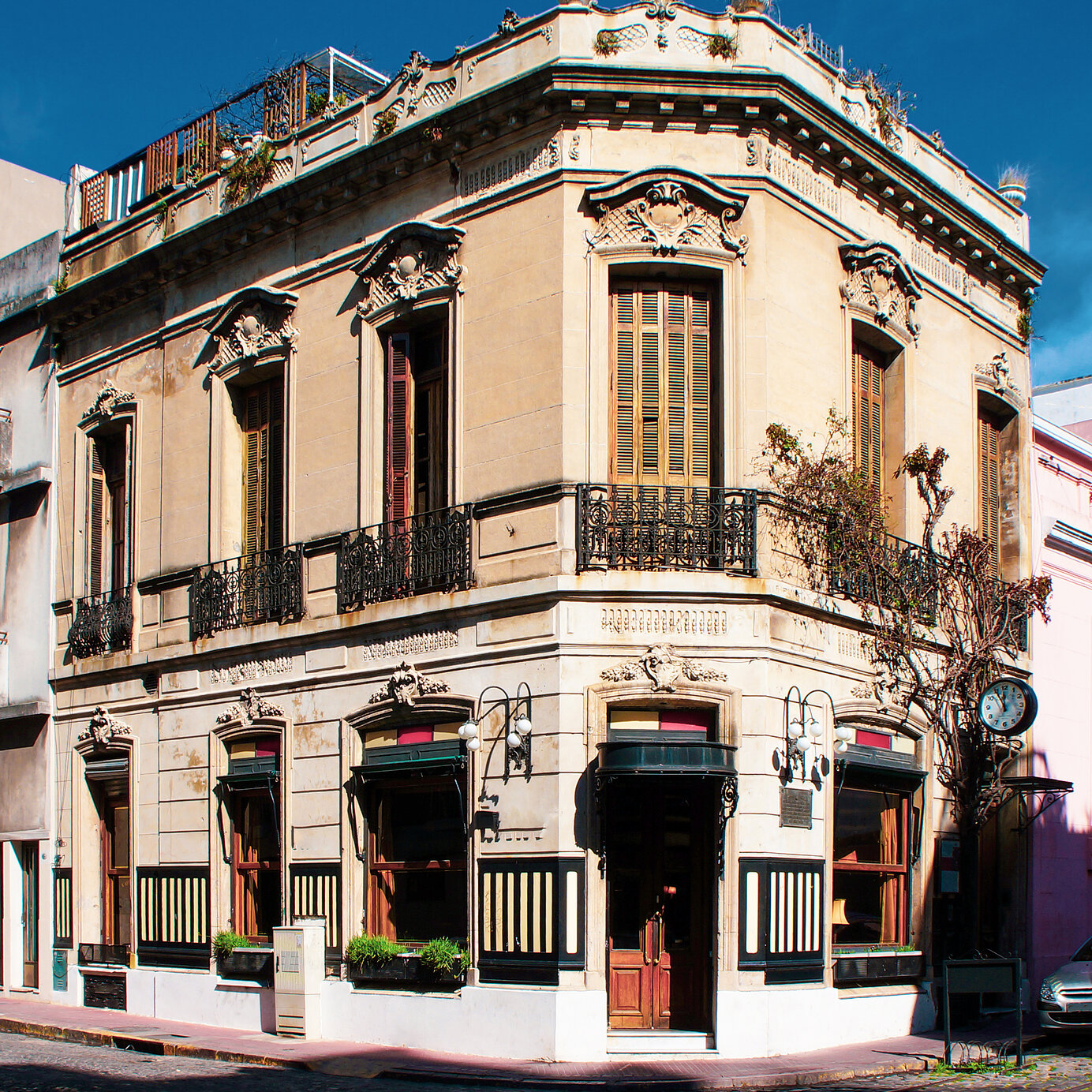 Café em Buenos Aires, Argentina Fique num hotel Pestana e venha à descoberta de alguns dos cafés e bares mais antigos de Buenos Aires, na Argentina