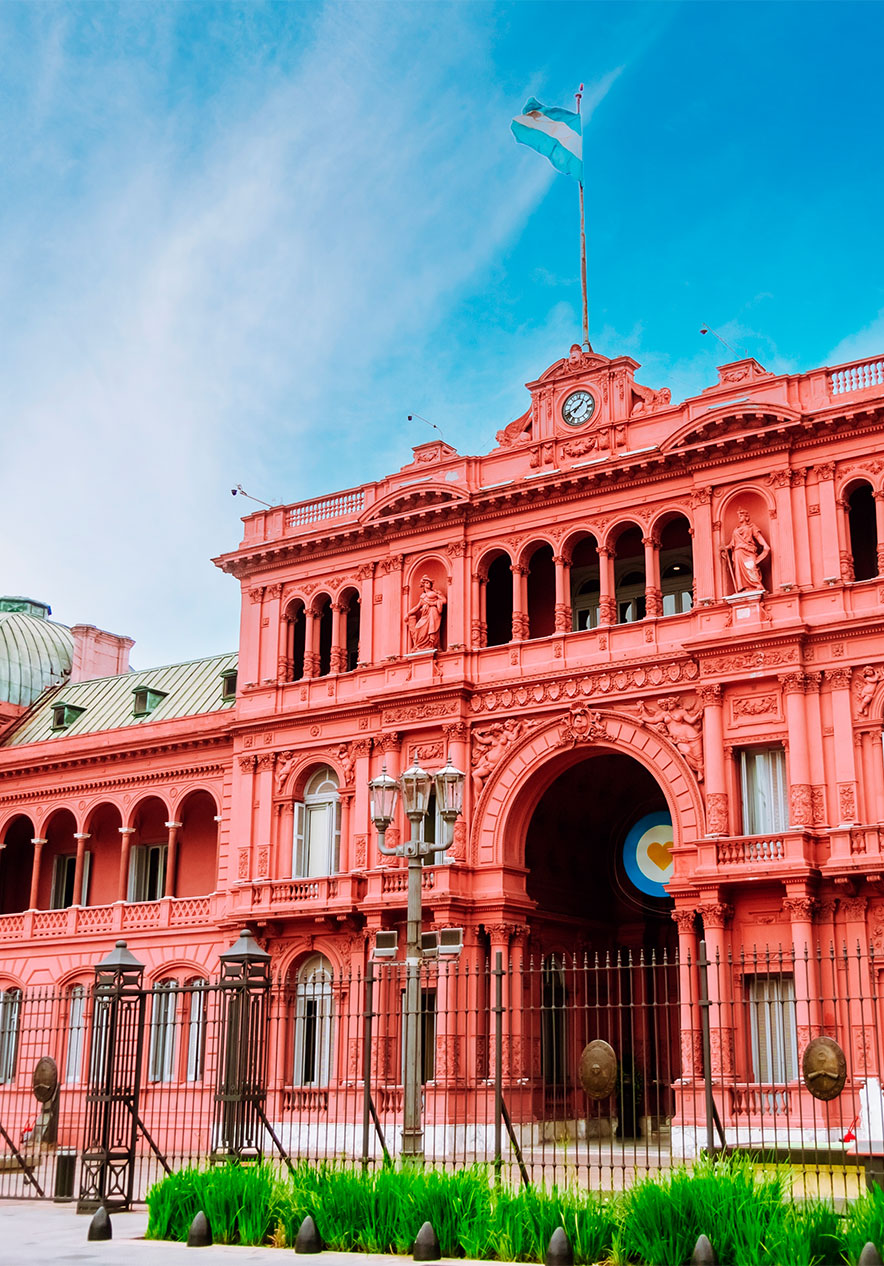 Casa Rosada junto ao Pestana Buenos Aires, Hotel Premium em Buenos Aires, com fachada rosa e bandeira argentina