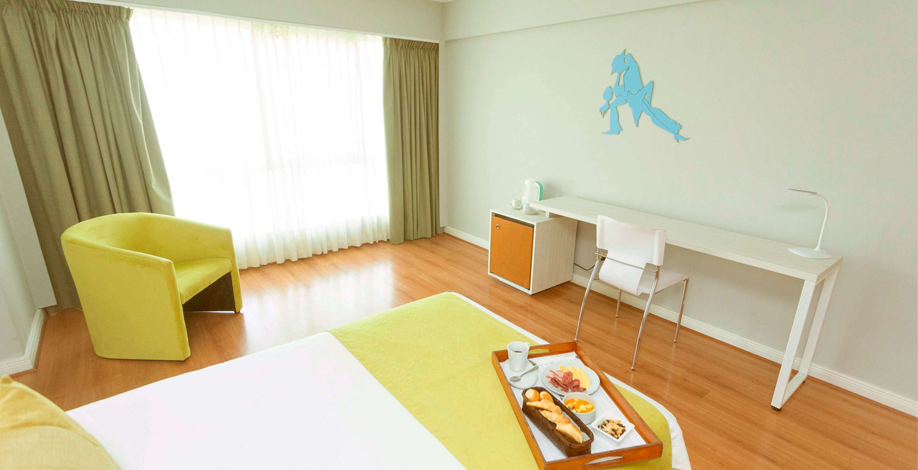 O Queen Superior do Pestana Buenos Aires conta com uma cadeira, uma secretária e elementos de decoração