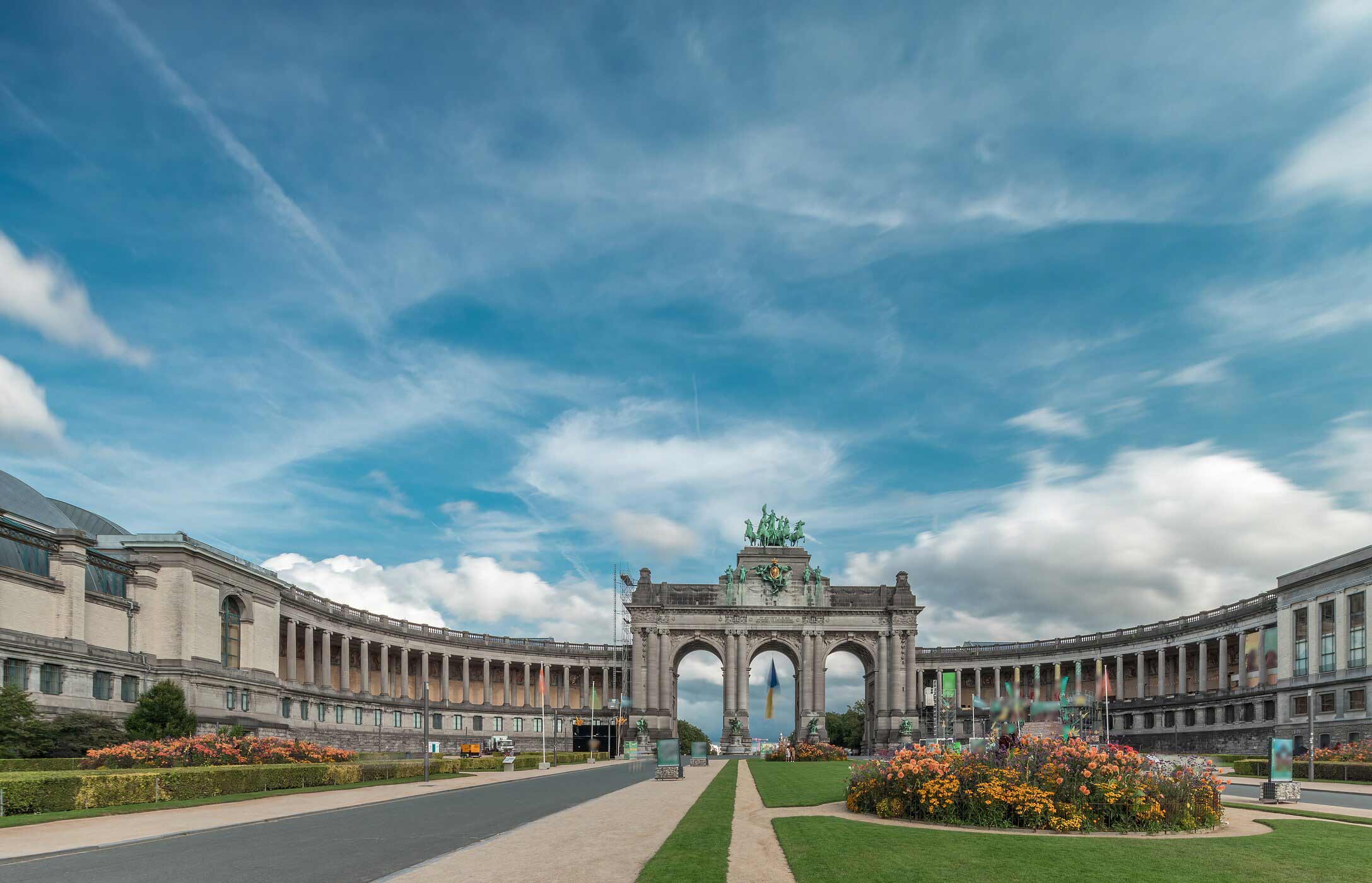 Visite o famoso Parque de Cinquantenaire e o seu arco do triunfo, perto dos edifícios da União Europeia