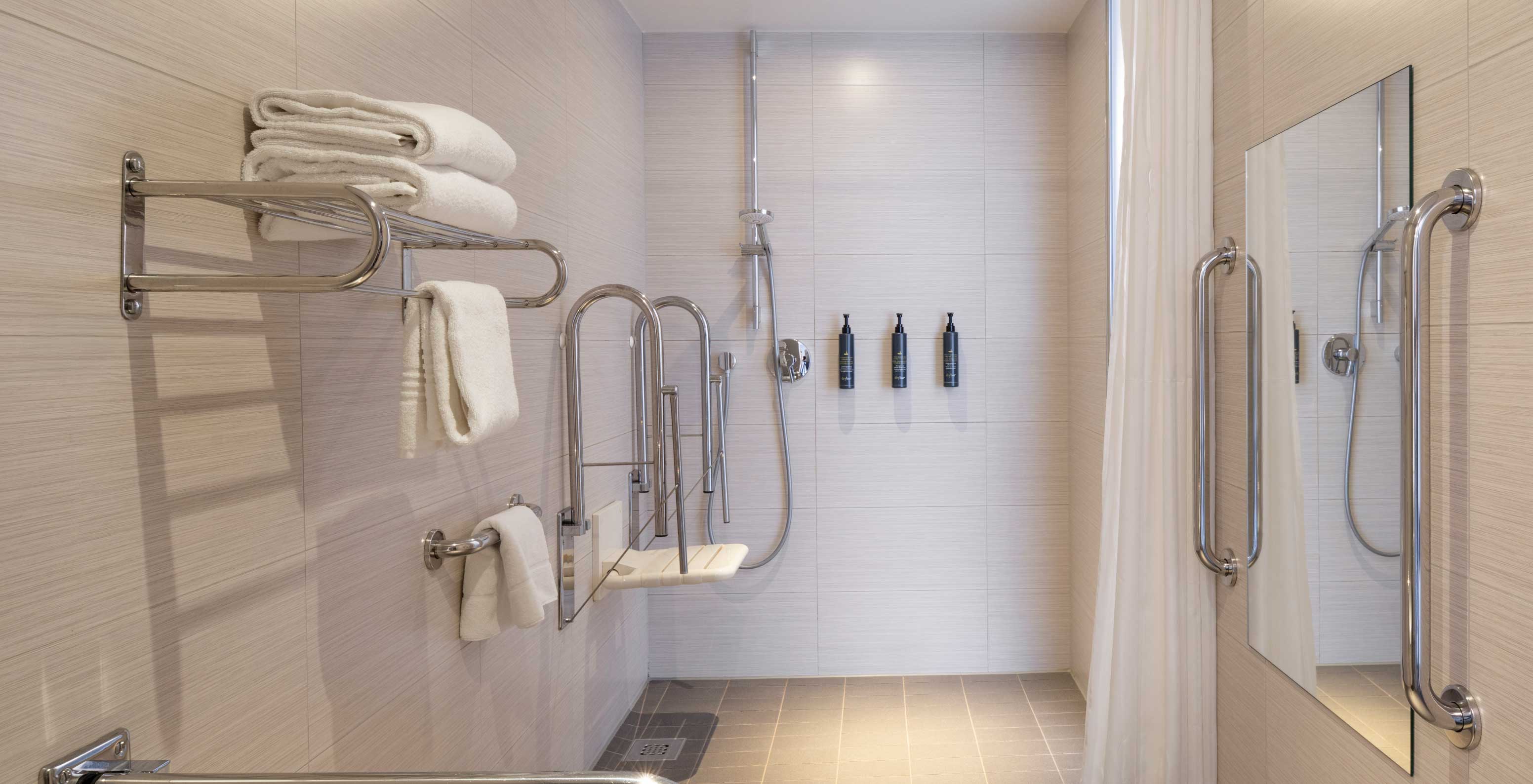 O Superior Familiar do Pestana Brussels Schuman tem uma casa de banho adaptada a pessoas com mobilidade reduzida