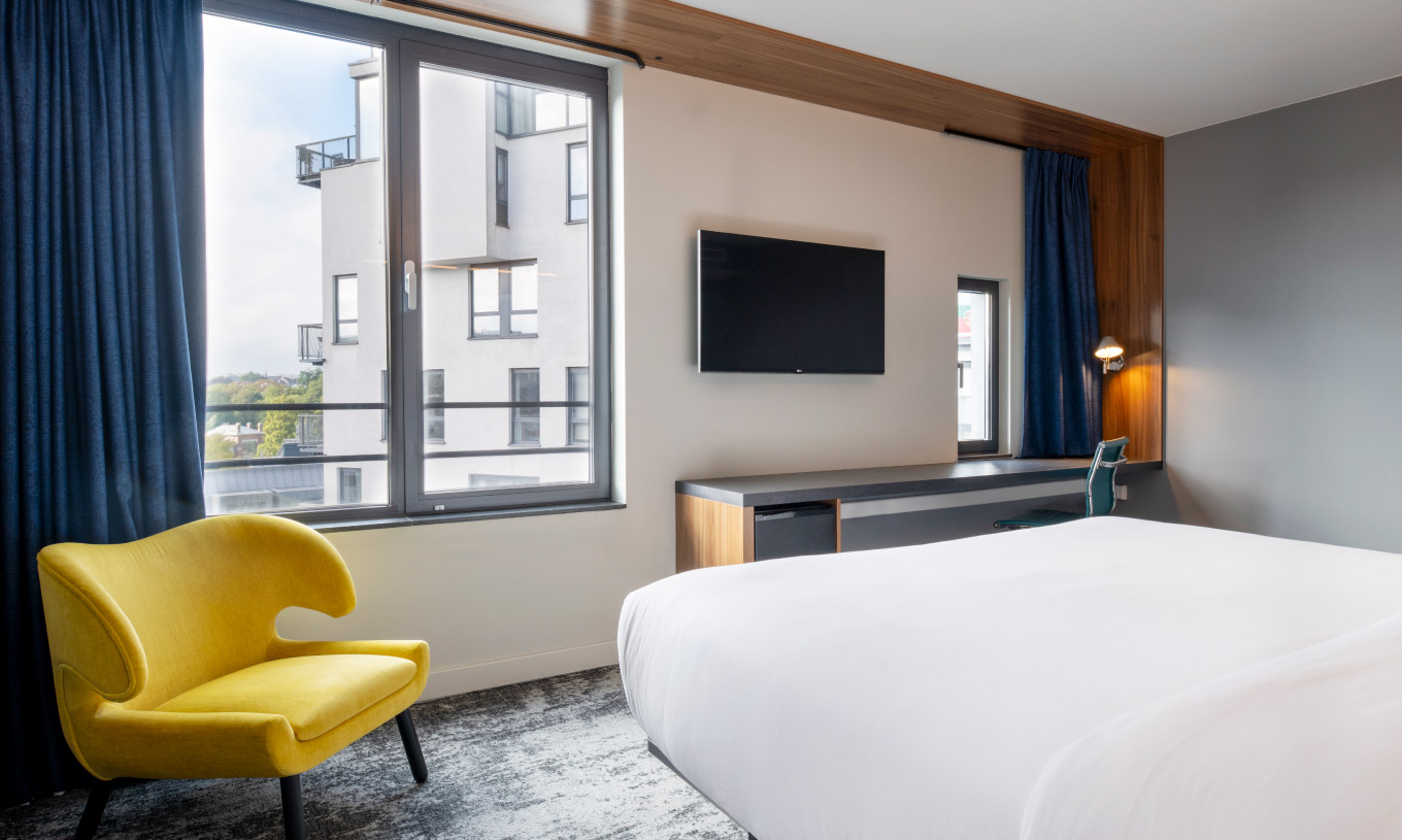 O  quarto Familiar do Pestana Brussels Schuman tem uma cama de casal, duas janelas e uma televisão pendurada