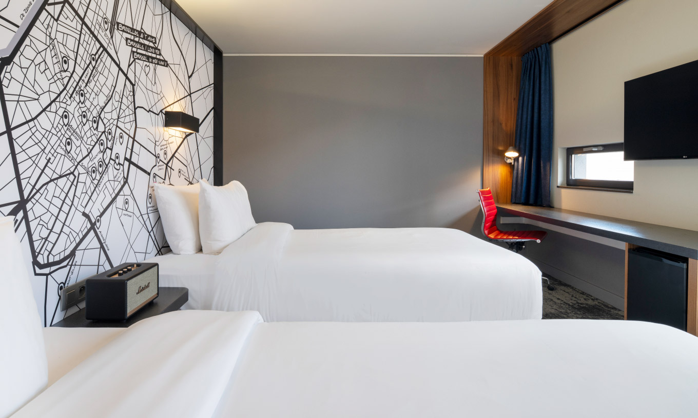 O Superior Twin do Pestana Brussels Schuman tem duas camas individuais, uma televisão pendurada e uma secretária