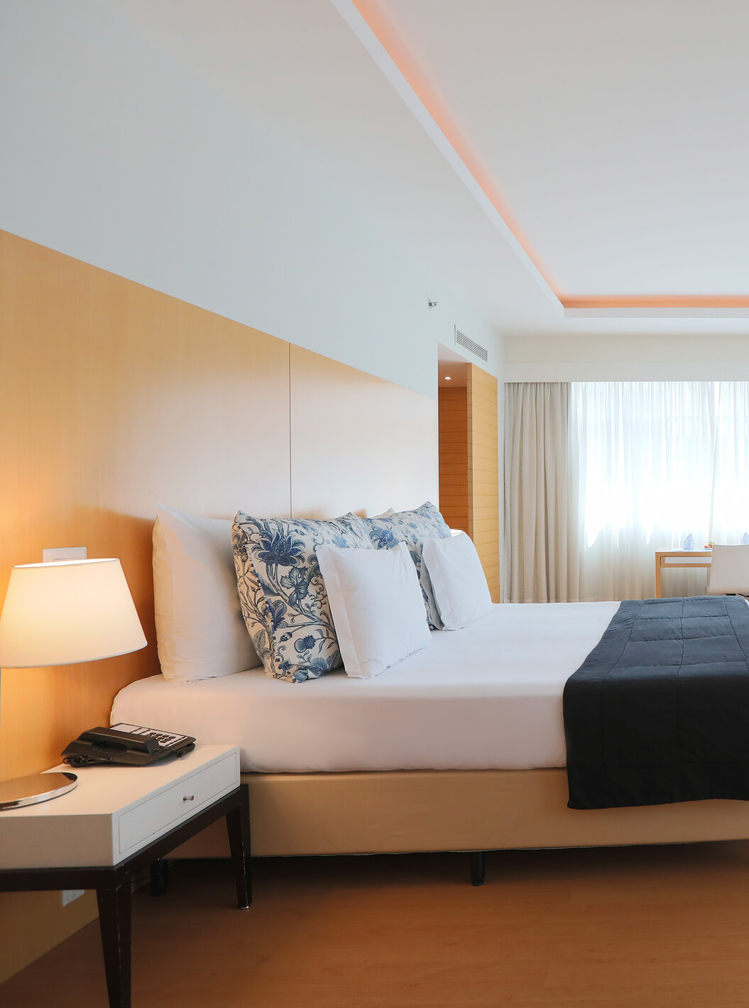 A King Suite Executiva do Pestana Curitiba é bastante espaçosa e luminosa, com cama de casal king size, sofá e uma secretária