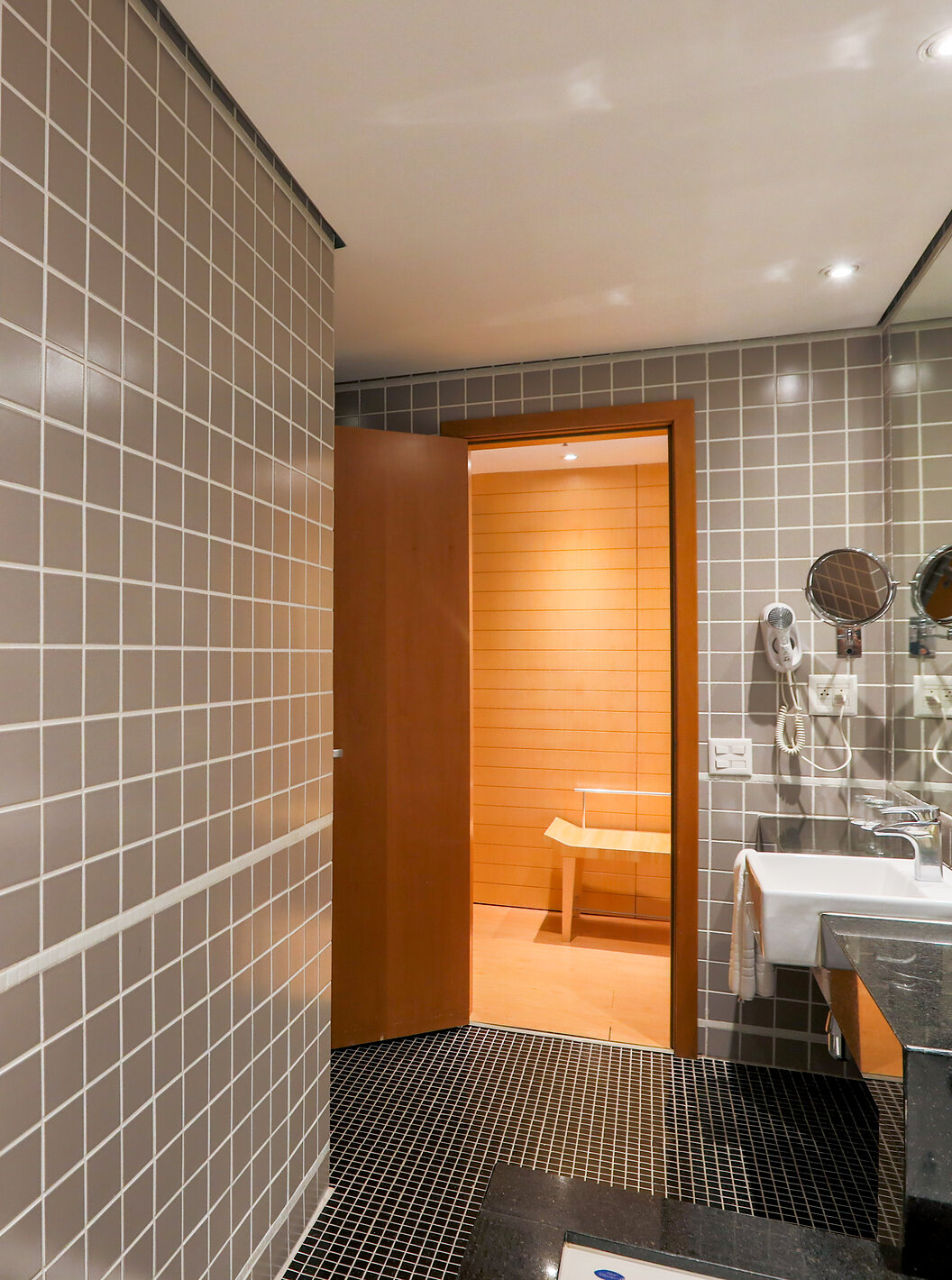 A King Master Suite do Pestana Curitiba tem uma banheira de hidromassagem perfeita para relaxar com um banho de imersão