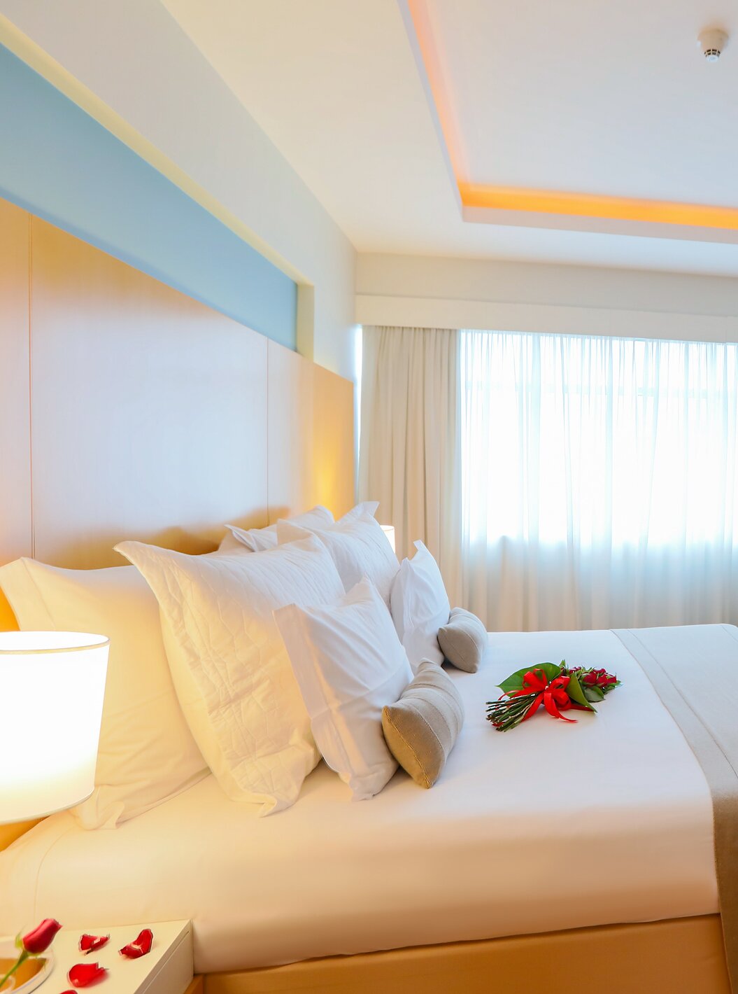 A King Master Suite do Pestana Curitiba tem um quarto com cama de casal e uma sala com sofá que pode ser uma cama extra