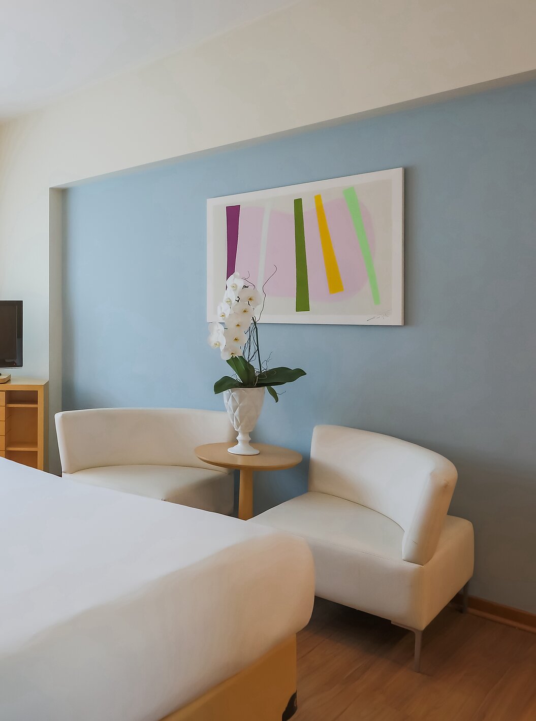 O Queen Luxo Corner do Pestana Curitiba tem uma cama de casal, dois sofás, um móvel com televisão e uma secretária