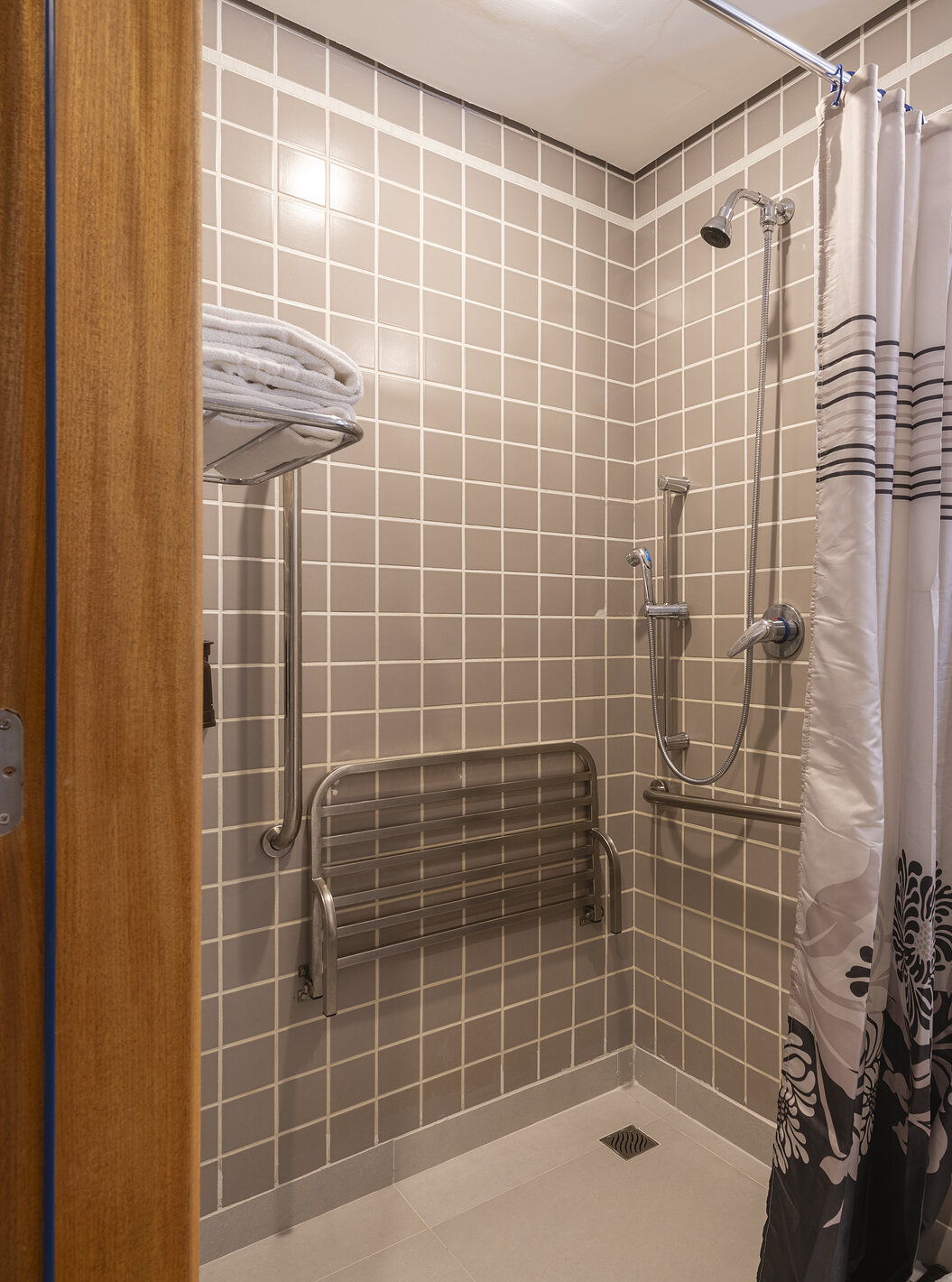 O Superior Adaptado do Pestana Curitiba tem um casa de banho com duche adaptado para pessoas com mobilidade reduzida