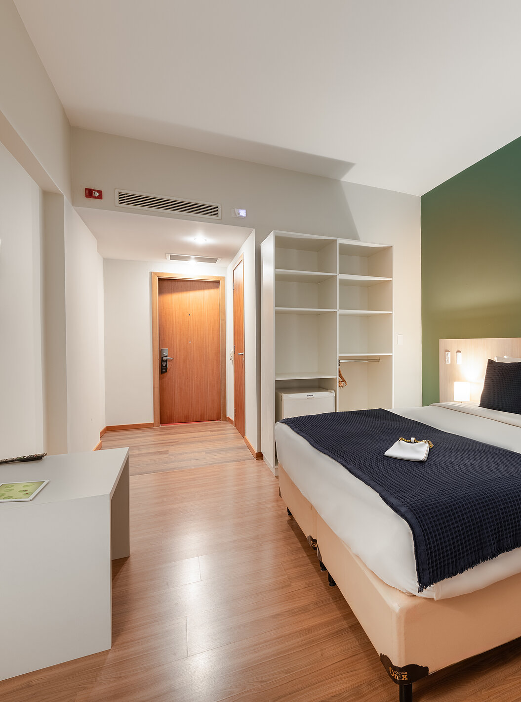 O Superior Adaptado do Pestana Curitiba tem um quarto amplo e espaçoso uma cama de casal grande 