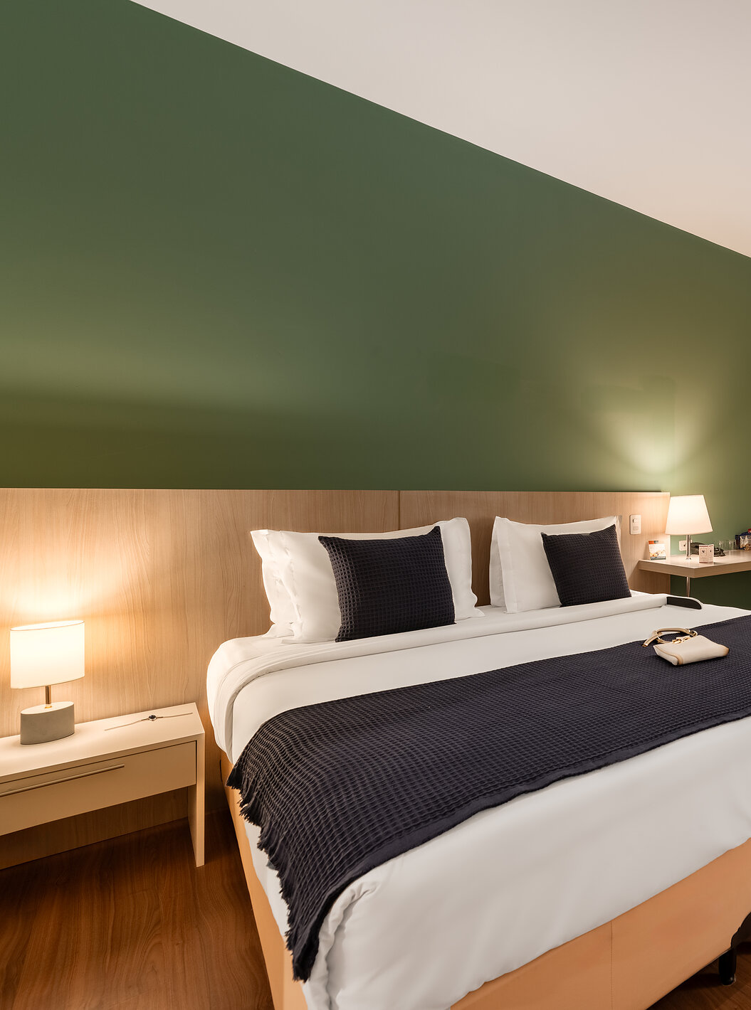 O Superior Adaptado do Pestana Curitiba tem uma cama com uma secretária e uma janela ao lado