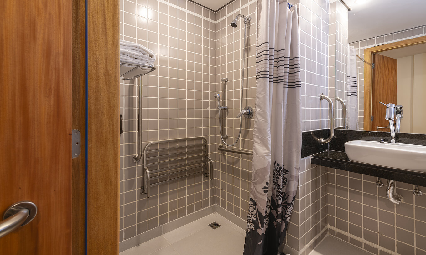 O Superior Adaptado do Pestana Curitiba tem um casa de banho com duche adaptado para pessoas com mobilidade reduzida