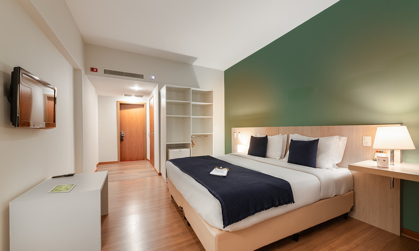 O Superior Adaptado do Pestana Curitiba tem um quarto amplo e espaçoso uma cama de casal grande 